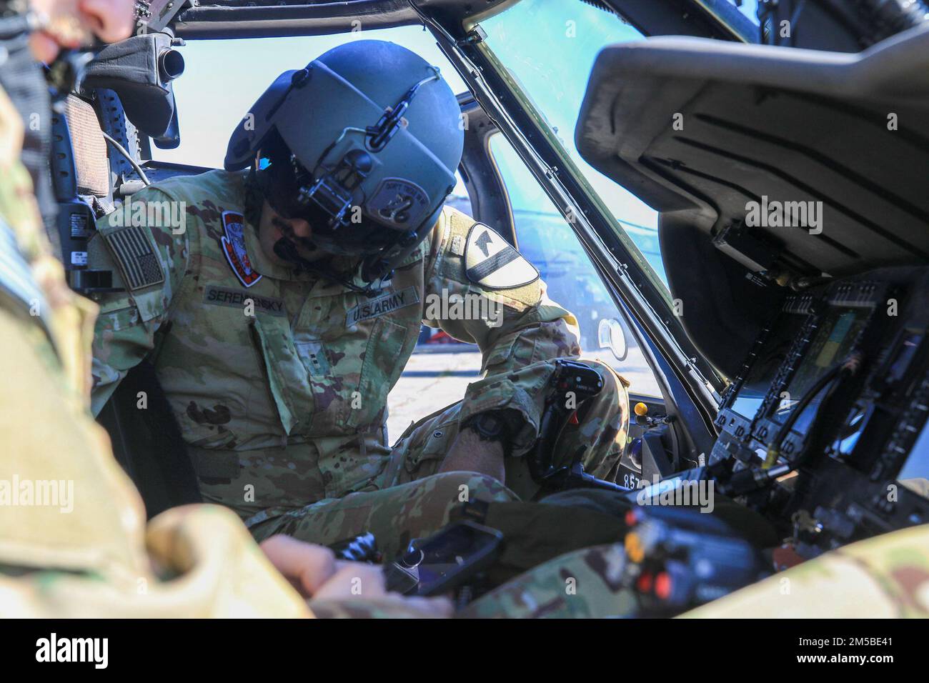 L'Adjudant-chef 2 Serendensky et l'Adjudant-chef 2 Collins of Charlie Company, 2nd Bataillon, 227th Aviation Regiment effectuent des vérifications d'équipement de communication dans un hélicoptère HH-60M MEDEVAC à la base aérienne de Stefanovikeio, Grèce, le 21 février 2022. Banque D'Images