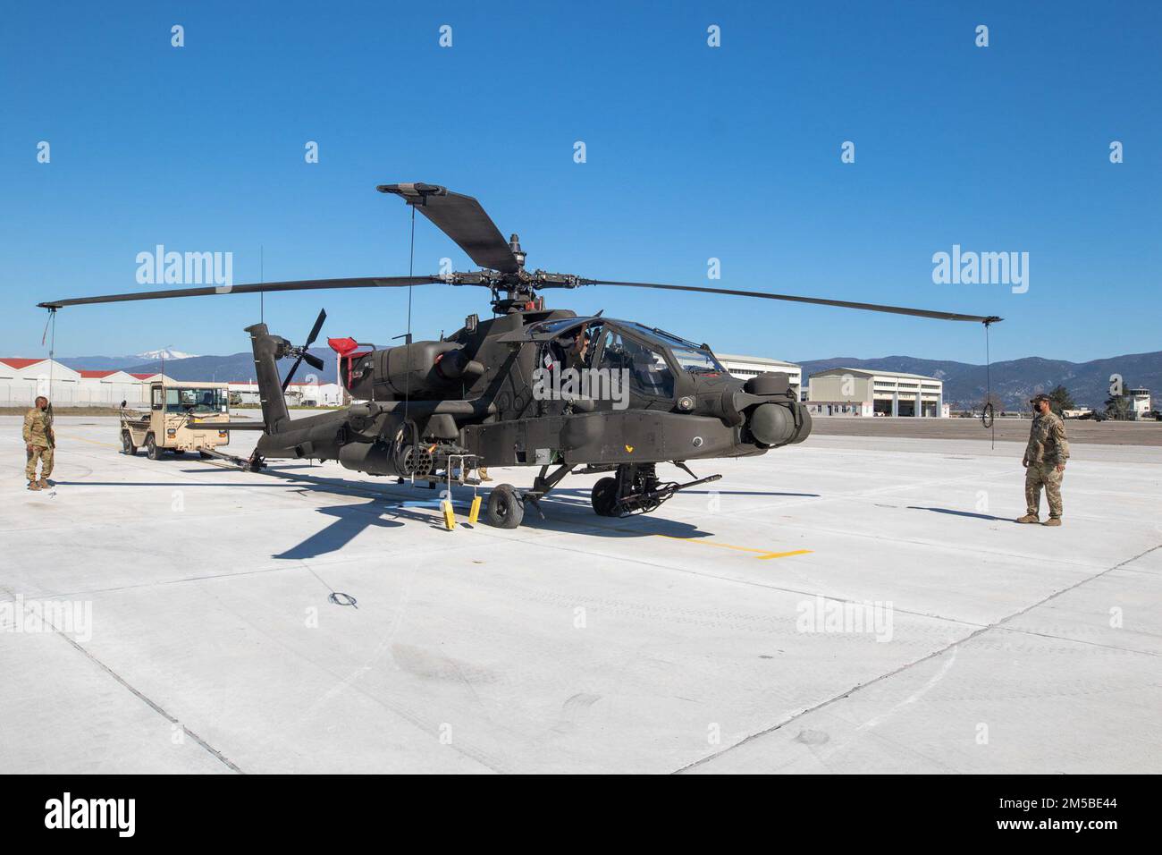 Des soldats de la troupe Charlie, 7th escadron, 17th Cavalry Regiment, déplacent un hélicoptère Apache AH64 en préparation à l'entretien prévu, base aérienne de Stefanovikeio, Grèce, 21 février 2022. Banque D'Images