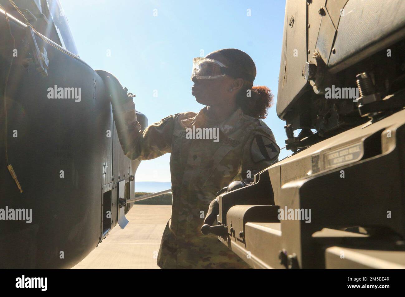 La troupe Wester of Echo, 7th escadron, 17th Cavalry Regiment, alimente un Apache AH-64E à Stefanovikeio, Grèce, 21 février 2022. Banque D'Images