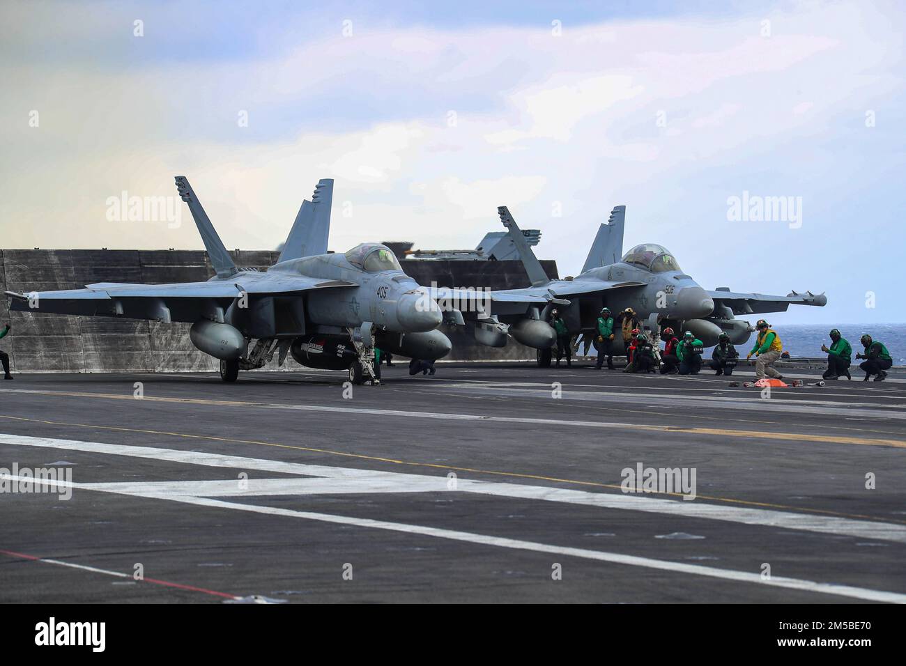 UN avion DE LA MER DES PHILIPPINES (21 février 2022), affecté à l'escadre aérienne Carrier 9, se prépare à lancer à partir du pont de vol du porte-avions de la classe Nimitz USS Abraham Lincoln (CVN 72). Abraham Lincoln Strike Group est en cours de déploiement prévu dans la zone d'exploitation de la flotte américaine 7th afin d'améliorer l'interopérabilité par le biais d'alliances et de partenariats tout en servant de force de réaction prête à l'emploi pour soutenir une région libre et ouverte d'Indo-Pacifique. Banque D'Images