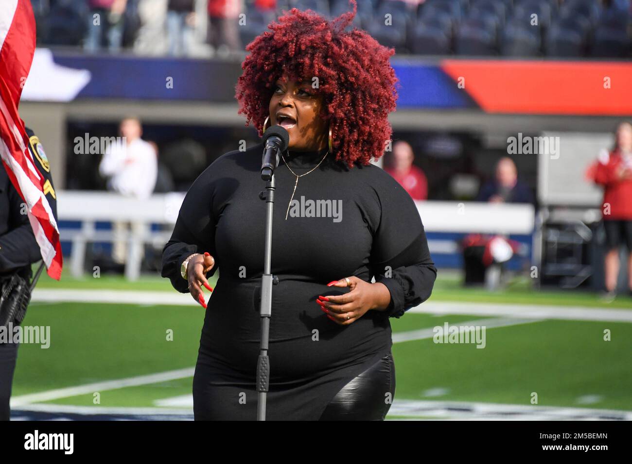La chanteuse américaine Desz interprète l'hymne national avant le LA Bowl le samedi 17 décembre 2022, à Inglewood, en Californie. L'État de Fresno a vaincu Washington Banque D'Images