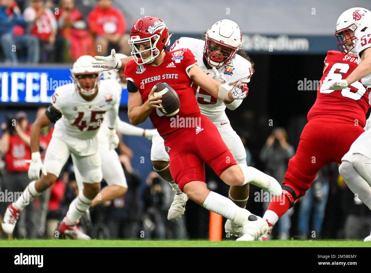 Le quarterback de Fresno State Bulldogs Jake Haener (9) est mis à sac par le joueur de ligne défensif de Washington State Cougars Nusi Malani (15) pendant la coupe sur Satur Banque D'Images