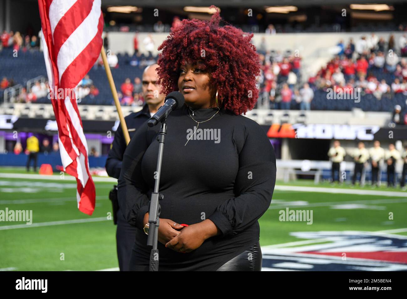 La chanteuse américaine Desz interprète l'hymne national avant le LA Bowl le samedi 17 décembre 2022, à Inglewood, en Californie. L'État de Fresno a vaincu Washington Banque D'Images