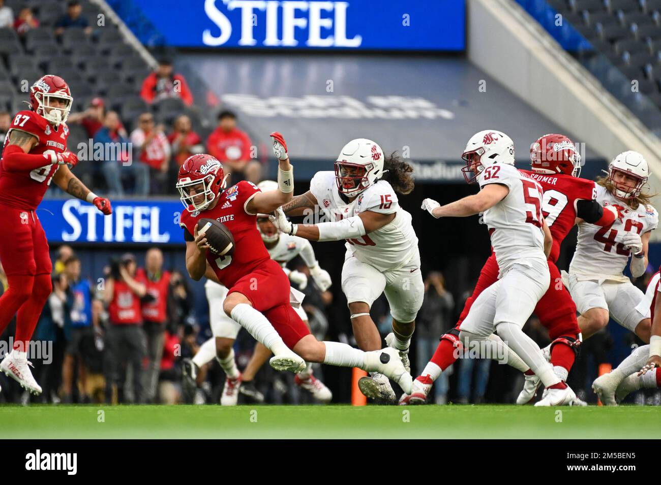 Le quarterback de Fresno State Bulldogs Jake Haener (9) est mis à sac par le joueur de ligne défensif de Washington State Cougars Nusi Malani (15) pendant la coupe sur Satur Banque D'Images