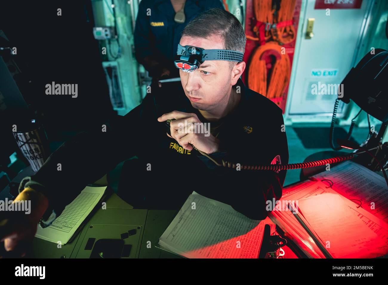 220221-N-GF955-1089 MER DES CARAÏBES - (21 février 2022) -- le chef des dégâts Controlman Steven Favorite, affecté au navire de combat littoral Freedom-variant USS Billings (LCS 15), occupe la station de surveillance de l'agent de contrôle de la préparation pendant les opérations de lutte contre les stupéfiants, 21 février 2022. Billings est déployé dans la zone d’opérations de la flotte américaine 4th afin d’appuyer la mission de la Force opérationnelle interagences conjointe Sud, qui comprend des missions de lutte contre le trafic de drogues illicites dans les Caraïbes et le Pacifique oriental. Banque D'Images