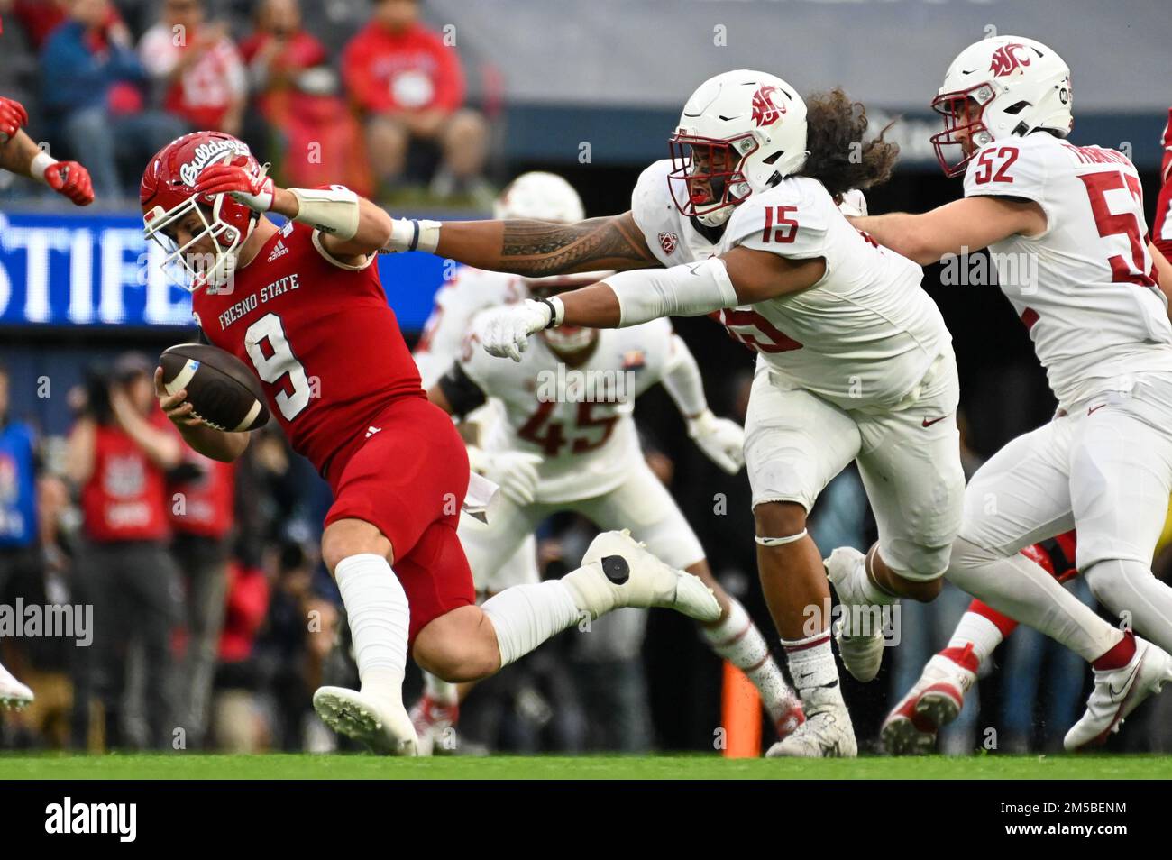 Le quarterback de Fresno State Bulldogs Jake Haener (9) est mis à sac par le joueur de ligne défensif de Washington State Cougars Nusi Malani (15) pendant la coupe sur Satur Banque D'Images