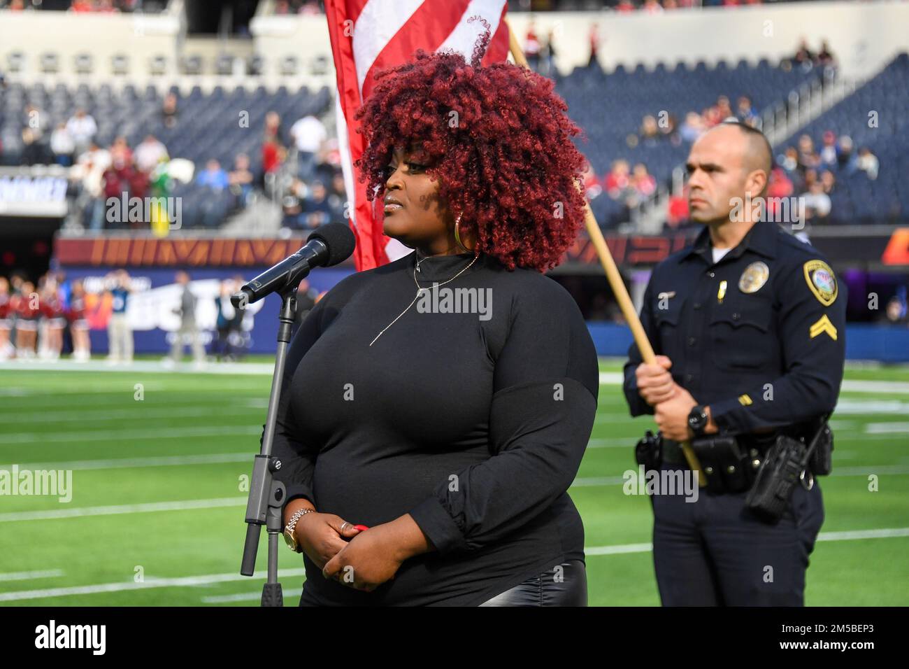 La chanteuse américaine Desz interprète l'hymne national avant le LA Bowl le samedi 17 décembre 2022, à Inglewood, en Californie. L'État de Fresno a vaincu Washington Banque D'Images