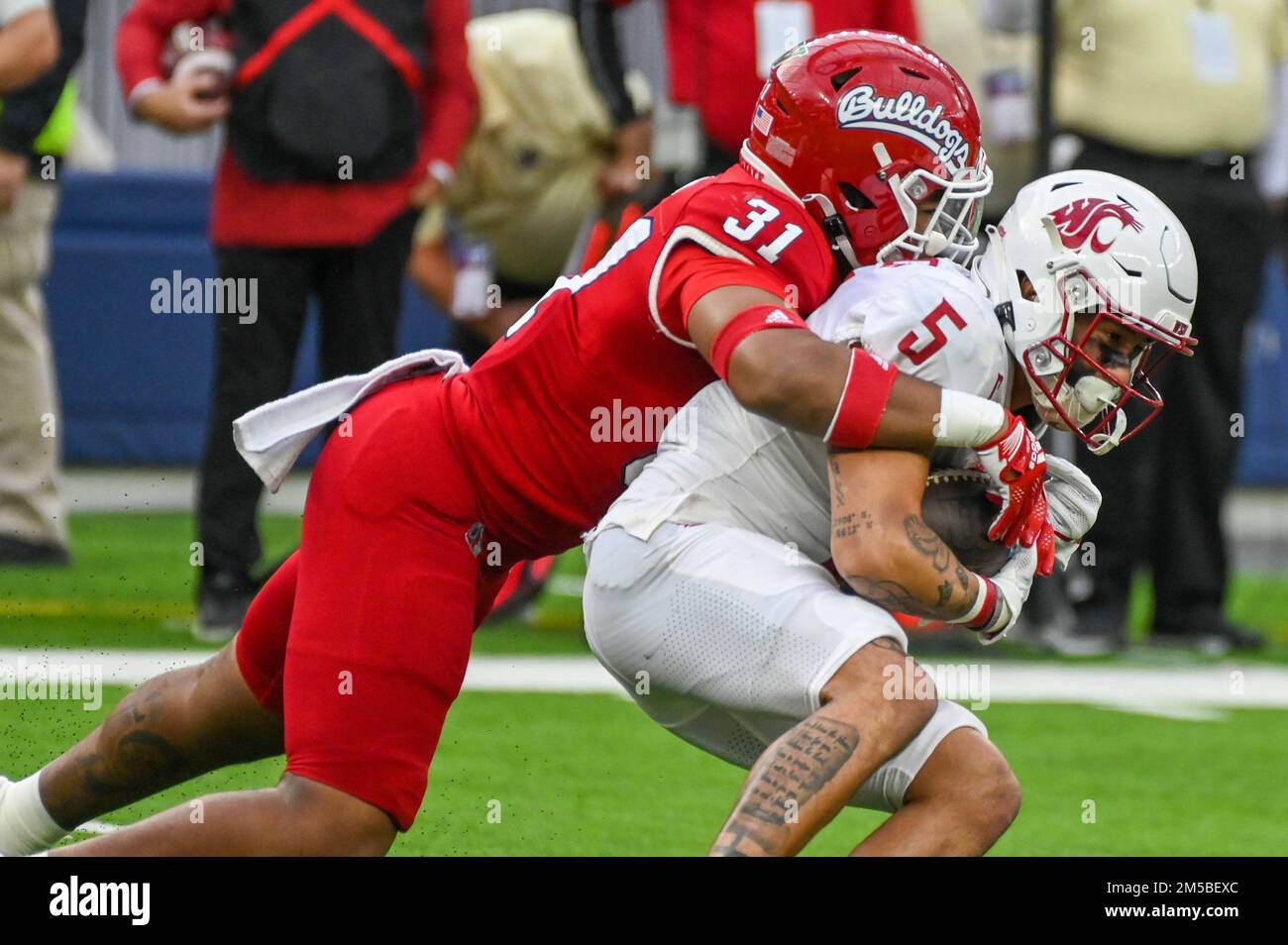 Fresno State Bulldogs linebacker Phoenix Jackson (31) s'attaque au grand récepteur des Cougars de l'État de Washington Lincoln Victor (5) pendant le la Bowl le samedi Banque D'Images