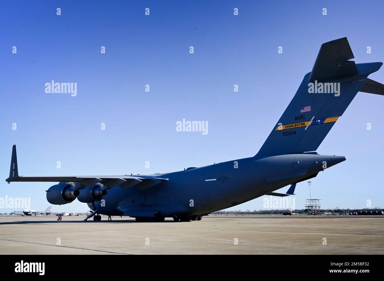 ÉTATS-UNIS Les aviateurs de la Force aérienne affectés au 15th Escadron de transport aérien de la base interarmées de Charleston (Caroline du Sud) effectuent des vérifications avant le vol d'un aéronef C-17A Globemaster III à la base aérienne de Barksdale (Louisiane), le 15 décembre 2022. États-Unis La Force aérienne exploite des plateformes comme le C-17 pour projeter, connecter, manœuvrer et entretenir des personnes, du fret et de l'équipement sur de grandes distances afin de permettre à la Force conjointe, aux partenaires et aux alliés à tout moment et en tout lieu. (É.-U. Photo de la Force aérienne par le Sgt. Matthew Pew) Banque D'Images