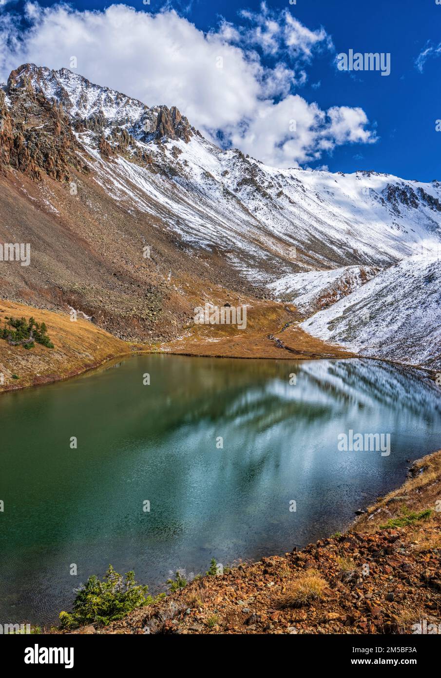 L'arrière du mont Sneffels avec de la neige fraîche se reflète dans le dynamique lac Middle Blue, près de Telluride, Colorado. Banque D'Images