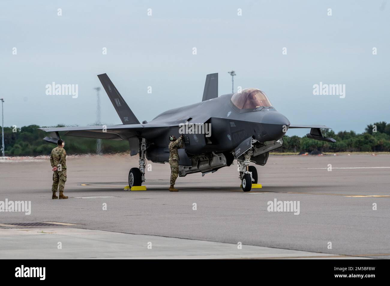 Les membres de l'équipage de maintenance affectés à la 33rd Fighter Wing, à la base aérienne d'Eglin, en Floride, inspectent un F-35A Lightning II après l'atterrissage à la base aérienne de MacDill, en Floride, le 16 décembre 2022. Des aviateurs de la 33rd FW ont utilisé les ressources de l'escadre de ravitaillement aérien de 6th en vue d'un survol du stade Raymond James. (É.-U. Photo de la Force aérienne par Airman classe 1st Zachary Foster) Banque D'Images