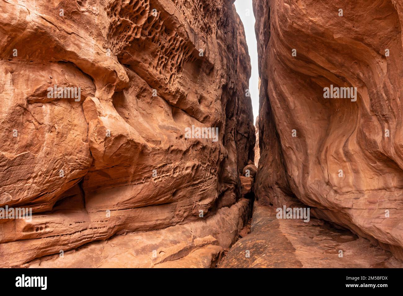 Deux grands visages de roche se réunissent pour créer un canyon de fentes à l'intérieur du four Fiery dans le parc national d'Arches près de Moab, Utah. Banque D'Images
