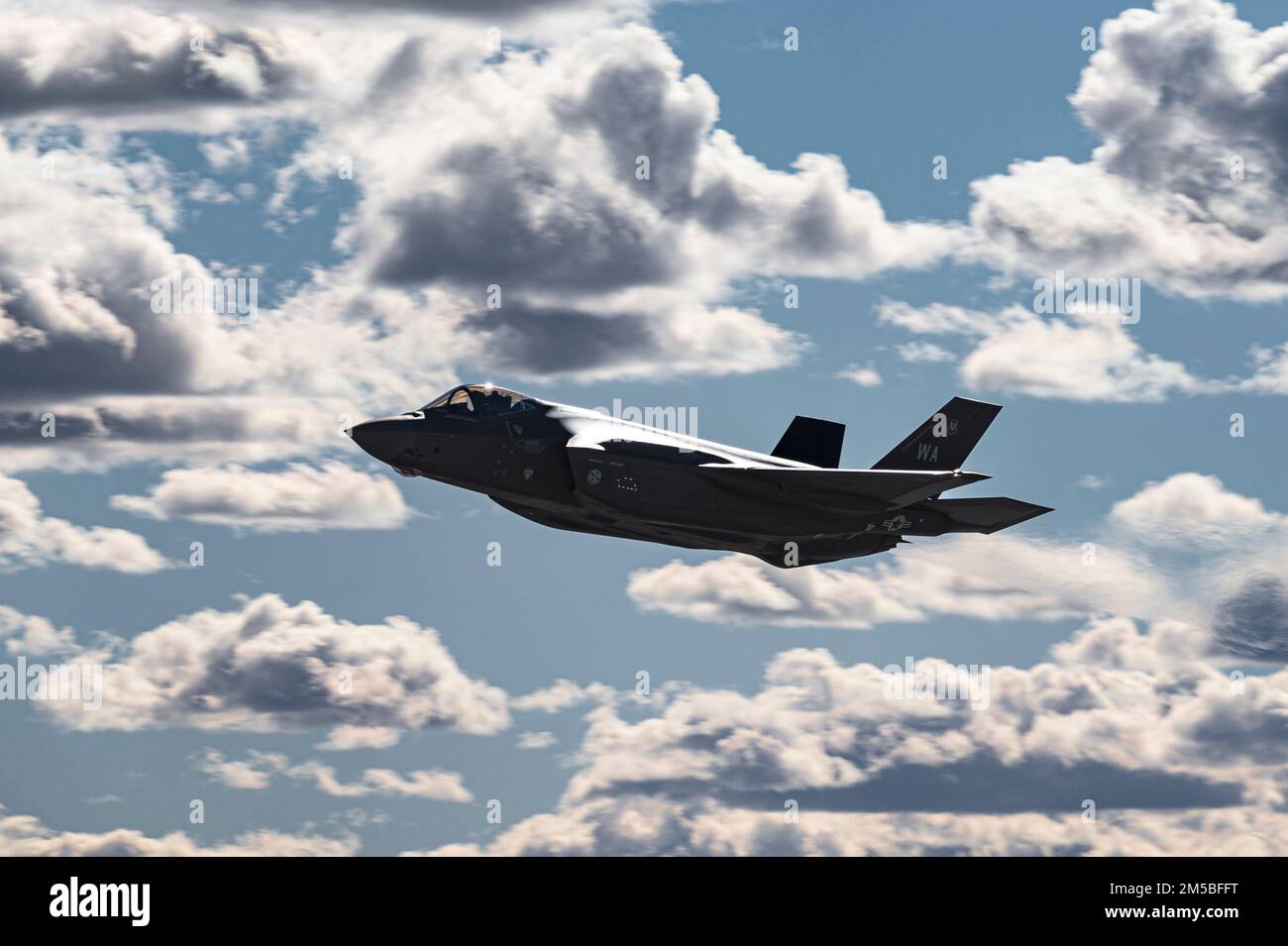 Un avion de chasse F-35A Lightning II affecté à l'escadron d'armes 6th (États-Unis) L'École d'armes de la Force aérienne, prend son envol pour une mission d'entraînement à la base aérienne de Nellis, Nevada, 13 décembre 2021. Le système d’affichage monté sur casque du F-35A est le système le plus avancé de ce genre. Toutes les informations de renseignement et de ciblage dont un pilote F-35 a besoin pour mener à bien la mission sont affichées sur la visière du casque. (É.-U. Photo de la Force aérienne par William R. Lewis) Banque D'Images