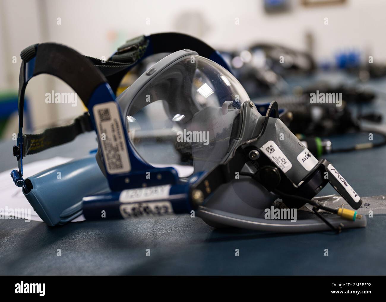 Un masque à gaz de V2 est préparé pour les pilotes par des aviateurs affectés à l'atelier d'équipement de vol de l'équipage de l'escadron de soutien des opérations 100th à Royal Air Force Mildenhall, en Angleterre, le 22 février 2022. Les aviateurs de l'AFE ont inséré une nouvelle vanne pour empêcher la formation de buée pendant le vol. Banque D'Images