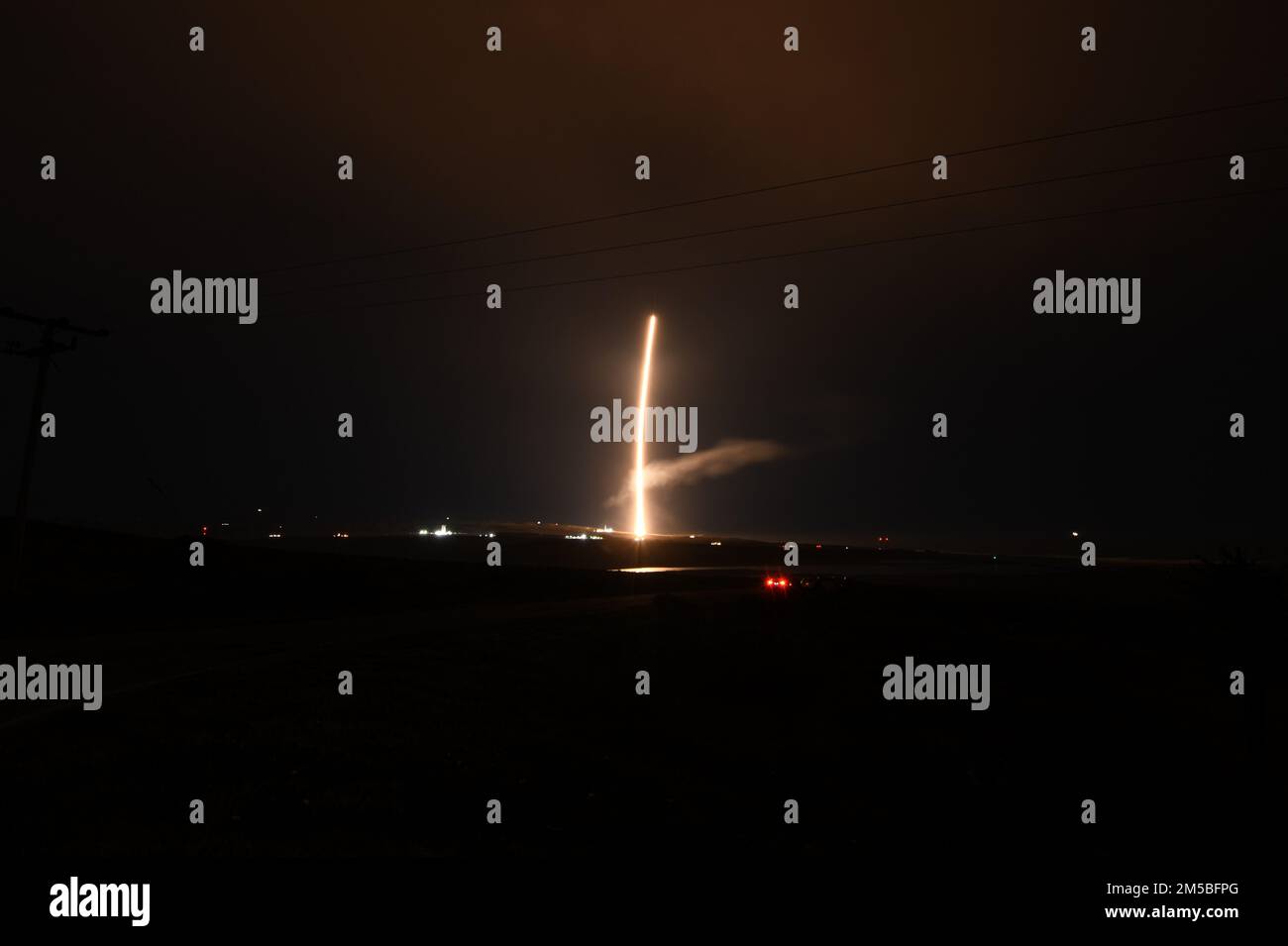 L'équipe Vandenberg a lancé une mission internationale dirigée par la National Aeronautics and Space Administration (NASA) et l'Agence spatiale française Centre National d'études Spatiales (CNES), le satellite SWOT (surface Water and Ocean Topography) à bord d'un véhicule SpaceX Falcon 9 du Space Launch Complex 4-E ici, le jeudi 16 décembre, vers 3 h 46 Heure normale du Pacifique. (Photo de la Force spatiale des États-Unis par Airman 1st Class Ryan Quijas) Banque D'Images L'équipe Vandenberg a lancé une mission internationale dirigée par la National Aeronautics and Space Administration (NASA) et l'Agence spatiale française Centre National d'études Spatiales (CNES), le satellite SWOT (surface Water and Ocean Topography) à bord d'un véhicule SpaceX Falcon 9 du Space Launch Complex 4-E ici, le jeudi 16 décembre, vers 3 h 46 Heure normale du Pacifique. (Photo de la Force spatiale des États-Unis par Airman 1st Class Ryan Quijas) Banque D'Images
