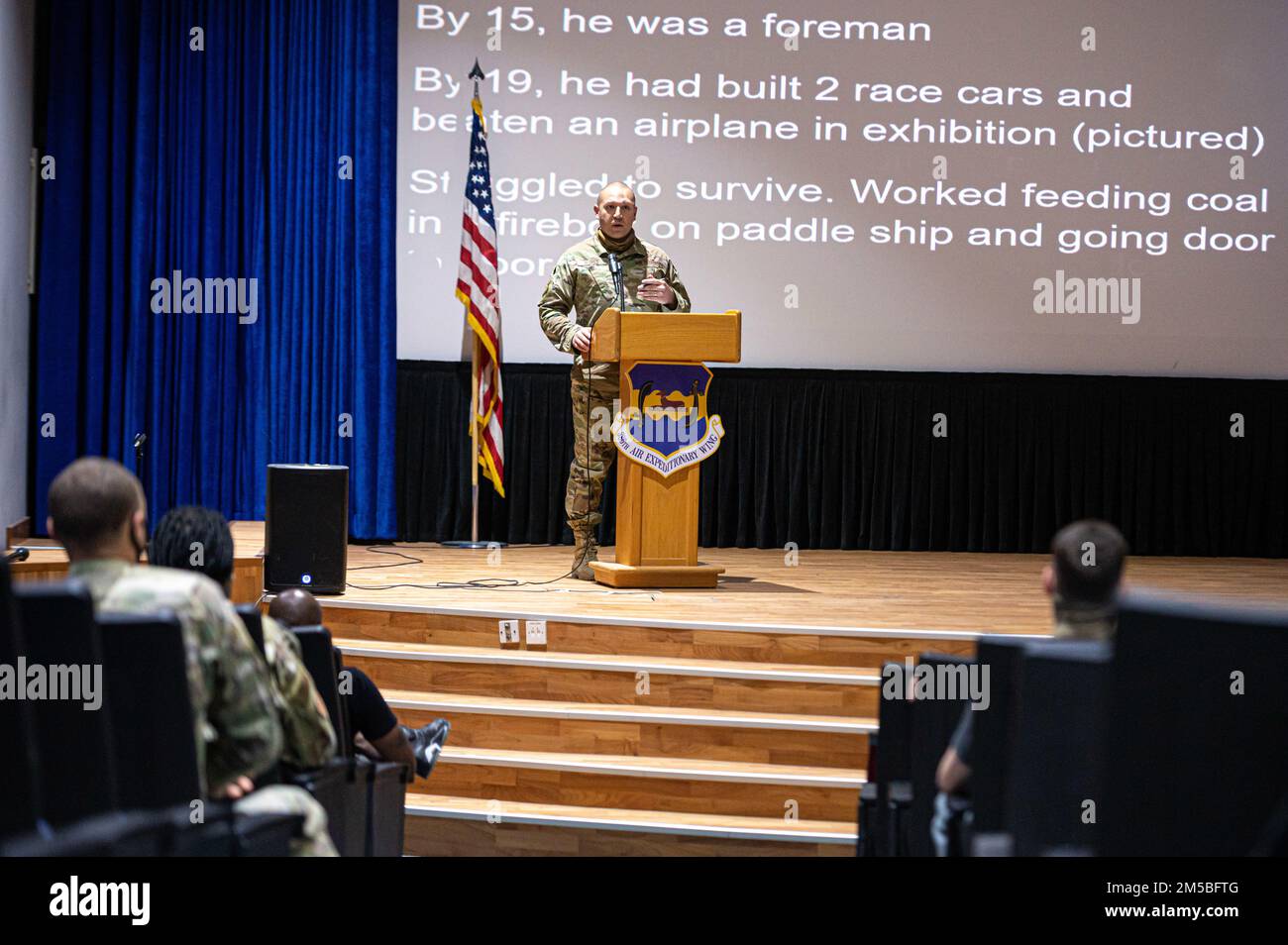 ÉTATS-UNIS Tech. De la Force aérienne Le Sgt Peter Flores, un assistant d'aumôniers affecté à l'aile expéditionnaire aérienne de 386th, parle lors d'une présentation en l'honneur du mois de l'histoire des Noirs à la base aérienne Ali Al Salem, au Koweït. 23 février 2022, au Koweït. La présentation organisée par le Conseil sur la diversité et l'inclusion de la base aérienne Ali Al Salem a présenté des aviateurs discutant des contributions de dix inventeurs noirs. Banque D'Images