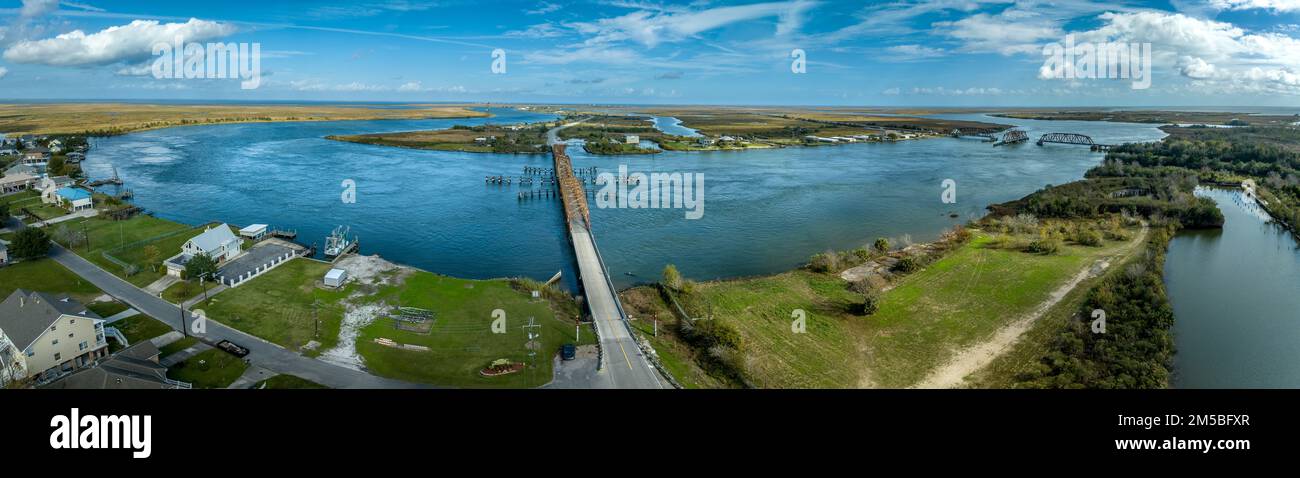 Vue aérienne du fort Macomb en ruines de fort en briques en Louisiane avec deux ponts balançoires presque Banque D'Images