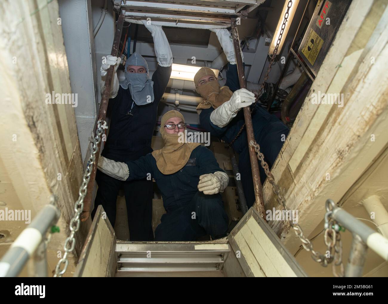 220222-N-CF847-1025 NEWPORT NEWS, VIRGINIE (22 février 2022) – les marins affectés au département d'ingénierie à bord du porte-avions de la classe Nimitz USS George Washington (CVN 73) ont établi l'état du matériau zébra lors d'un exercice de quart général. George Washington est en cours de révision du complexe de ravitaillement (RCOH) au chantier naval de Newport News. Le RCOH est un projet pluriannuel exécuté une seule fois au cours de la durée de service de 50 ans d’un transporteur, qui comprend le ravitaillement en carburant des deux réacteurs nucléaires du navire, ainsi que des réparations, des mises à niveau et une modernisation importantes. Banque D'Images