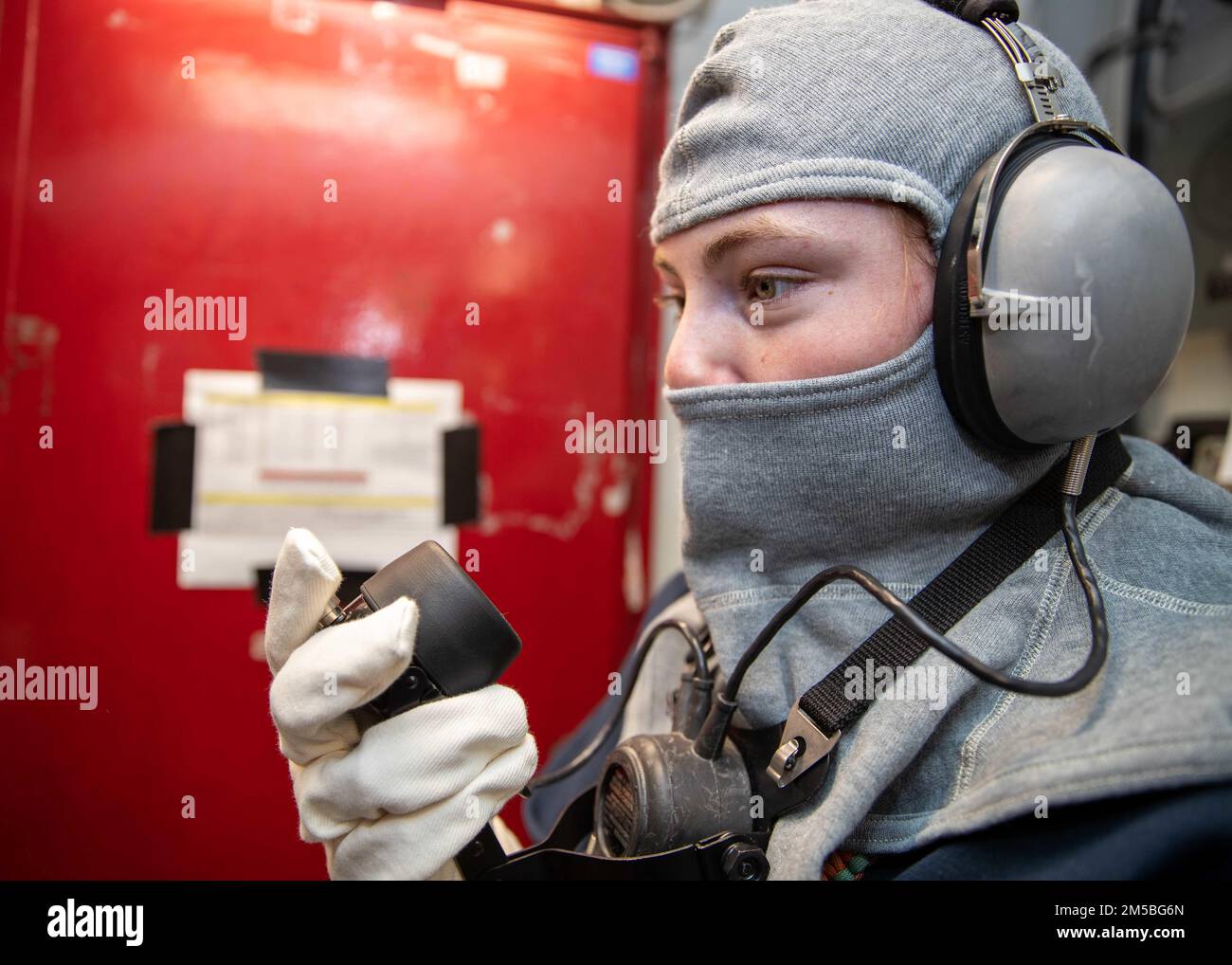 220222-N-GG396-1005 NEWPORT NEWS, VIRGINIE (22 février 2022) – Aviation Boatswain’s Mate (Handling) 3rd classe Shelby P. Gillman, de Borger, Texas, affecté au département d’ingénierie à bord du porte-avions de la classe Nimitz USS George Washington (CVN 73), utilise un téléphone à alimentation acoustique pour communiquer avec le centre de contrôle des dommages lors d’un exercice de quartier général. George Washington est en cours de révision du complexe de ravitaillement (RCOH) au chantier naval de Newport News. Le RCOH est un projet pluriannuel exécuté une seule fois au cours de la durée de service de 50 ans d’un transporteur qui comprend le ravitaillement en carburant des deux réacteurs nucléaires du navire, comme W Banque D'Images