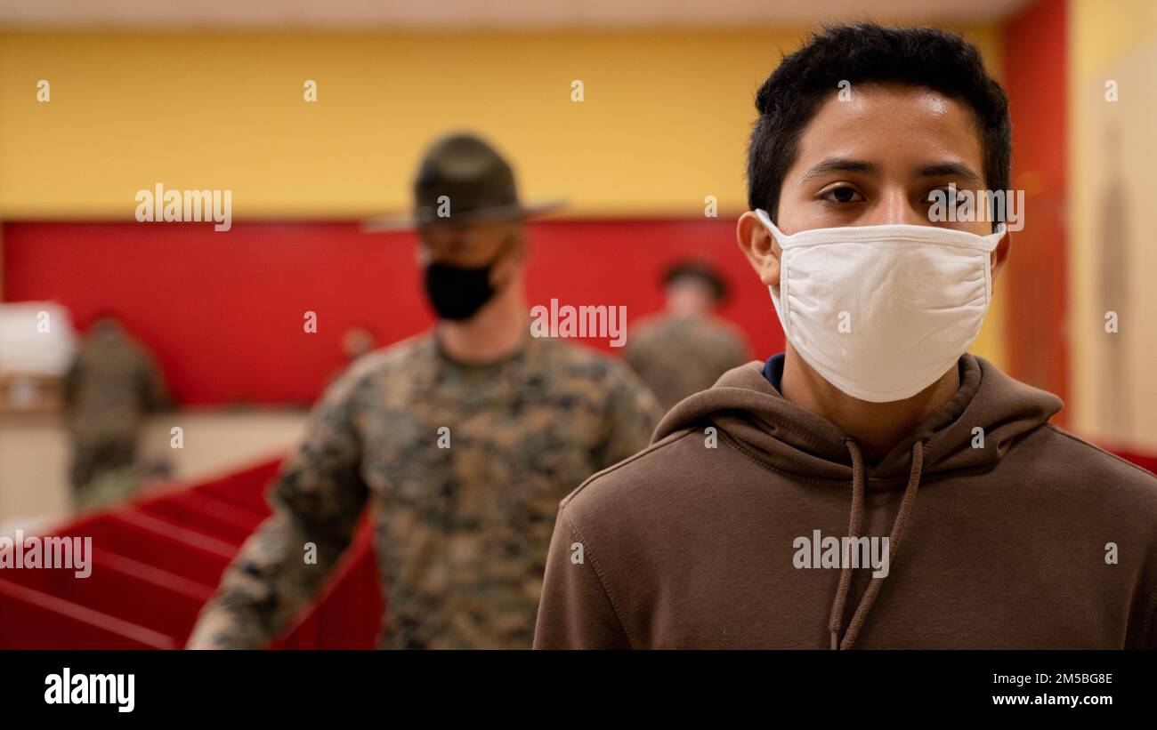 ÉTATS-UNIS Steven Tunchez, recrue du corps maritime, avec la compagnie kilo, 3rd Recruit Training Battalion, arrive au Marine corps Recruit Depot San Diego, le 22 février 2022. Une fois que les recrues sont vérifiées pour les articles interdits, elles font un appel téléphonique, reçoivent des coupes de cheveux et reçoivent leur équipement. Tunchez a été recruté à partir de San Diego Calif. Avec recrutement sous-station Temecula Calif. Banque D'Images