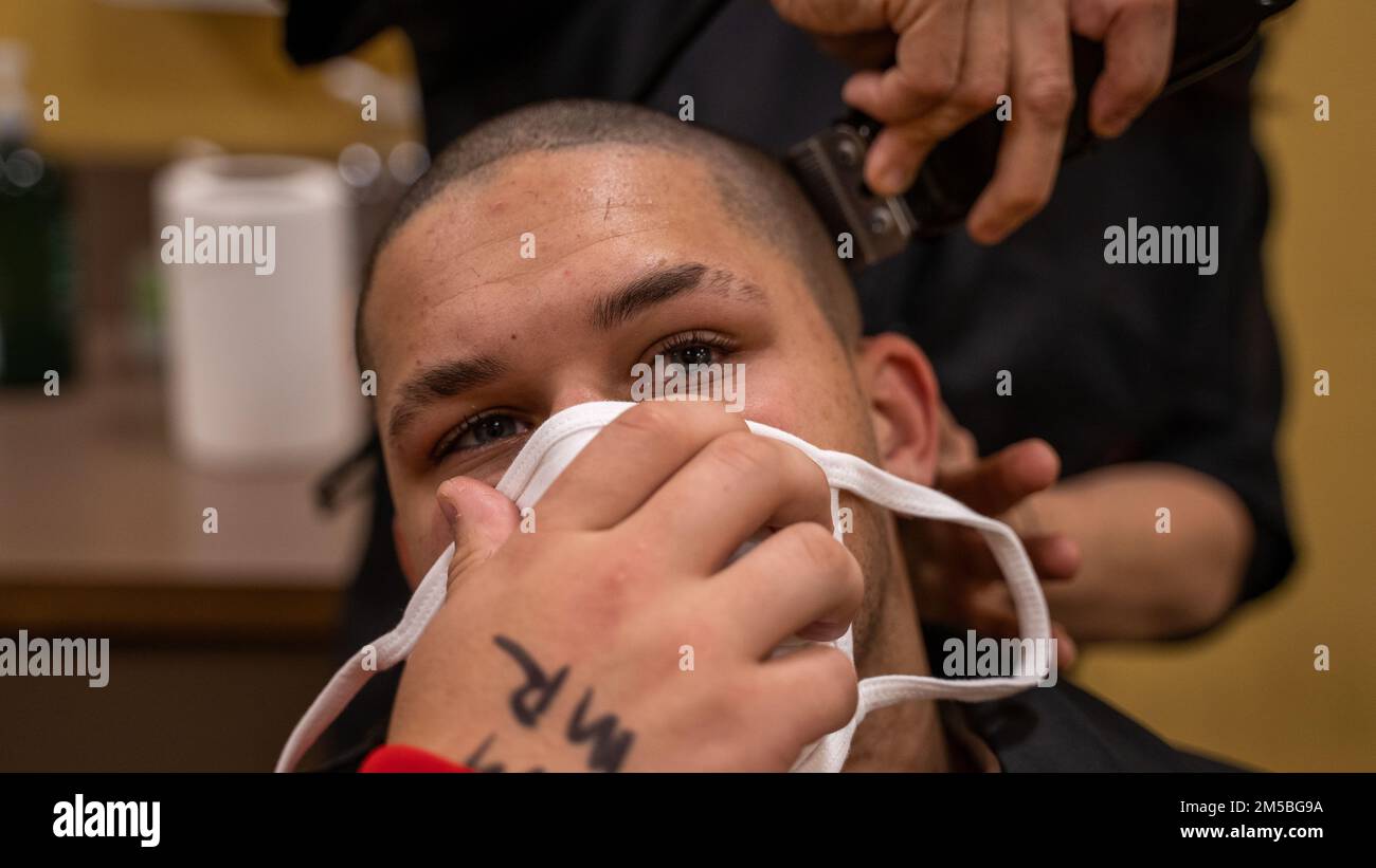 ÉTATS-UNIS La recrue Micah Smith de Marine corps avec la compagnie kilo, 3rd Recruit Training Battalion, obtient sa coupe de cheveux lors de la réception au Marine corps Recruit Depot San Diego, 22 février 2022. La première coupe de cheveux des recrues représente le début de la transformation du civil à la Marine. Smith a été recruté dans Little Rock Ark. Avec la sous-station de recrutement Pine Bluff Ark. Banque D'Images