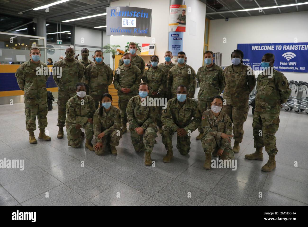 Les soldats du 266th centre de soutien financier à la gestion reviennent de leur déploiement de 9 mois à Arifjan, au Koweït, sur 22 février 2022. Banque D'Images