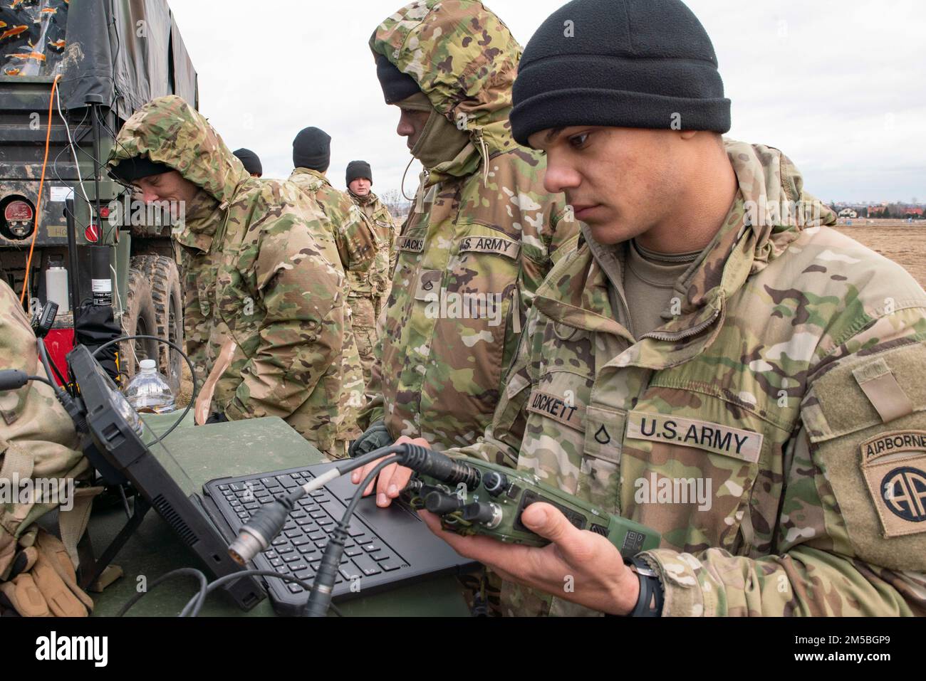 Les parachutistes faisant partie de l'équipe de retransmissions radio (RETRANS) affectés à l'équipe de combat de 3rd Brigade, 82nd Airborne Division préparent des radios VHF SINCGARS RT-1523 à Zamość (Pologne), le 22 février 2022. La mission de la Division aéroportée de 82nd est d'assurer nos alliés, car ils disposent d'une foule de capacités uniques et de mener une vaste gamme de missions évolutives et adaptées aux besoins de la mission. Banque D'Images