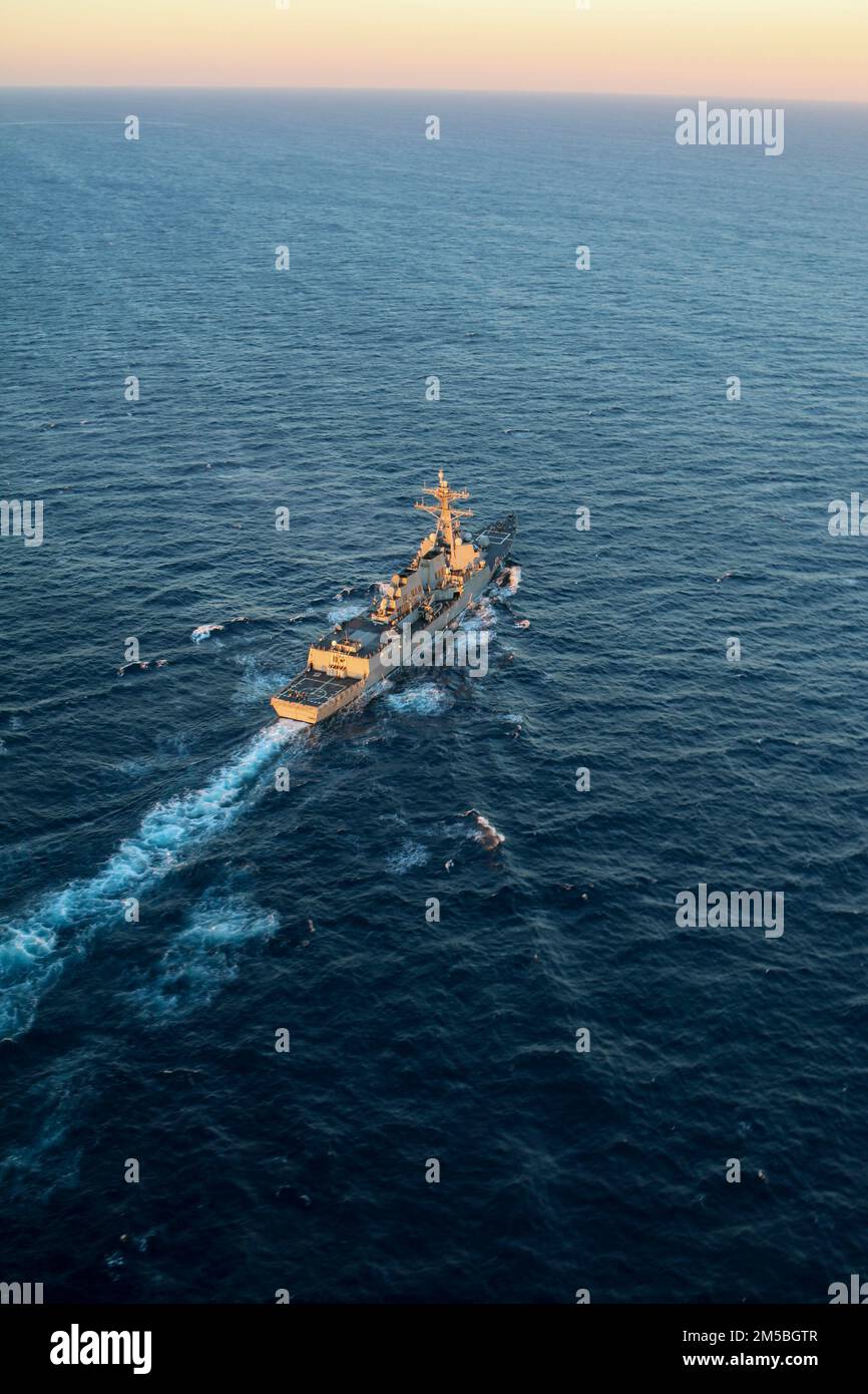 220222-N-NO901-0007 BAIE DE CADIX (22 février 2022) le destroyer à missiles guidés de la classe Arleigh Burke USS Forrest Sherman (DDG 98) navigue dans la baie de Cadix au cours d'un exercice photo, le 22 février 2022. USS Forrest Sherman est en cours de déploiement régulier, effectuant des opérations de routine aux États-Unis Sixième zone d'exploitation de la flotte. Banque D'Images