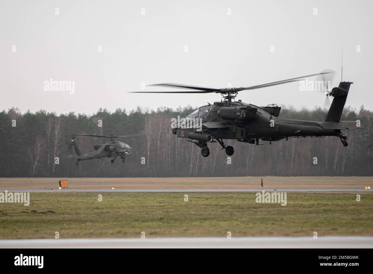 Deux États-Unis L'armée de AH64 hélicoptères Apache-Delta appartenant à la brigade de combat Aviation 12th, bataillon d'attaque 1-3, Katterbach Allemagne, décollage de la base aérienne de Łask pour participer à l'exercice Sabre Strike 22 en Europe de l'est, à Łask Air Basel Pologne, le 22 février 2022. Sabre Strike 22 est une société américaine Exercice de formation coopérative dirigé par l'armée européenne, conçu pour améliorer l'interopérabilité conjointe afin de soutenir les opérations multinationales d'urgence. Banque D'Images