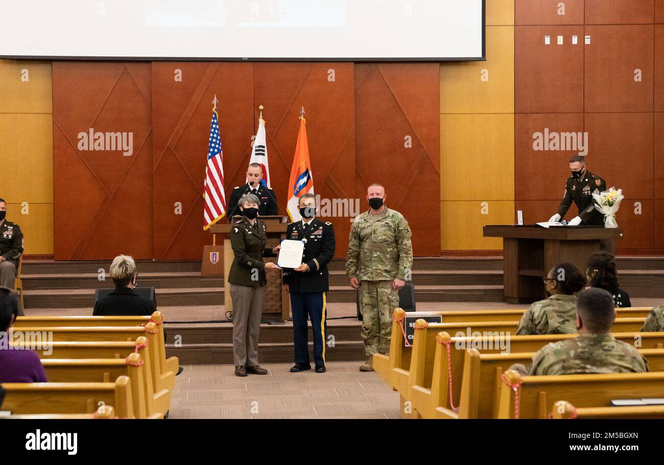 ÉTATS-UNIS L'aumônier de la Brigade des transmissions du Théâtre de l'Armée de terre Moon Kim, 1st reçoit plusieurs prix et reconnaissances lors de sa cérémonie de retraite le 22 février 2022, à la Chapelle de la liberté à Camp Humphreys, Corée du Sud. Kim a servi comme aumônier pour les États-Unis Armée pendant plus de 23 ans fournissant une assisposition spirituelle à des milliers de soldats pendant sa carrière. Banque D'Images