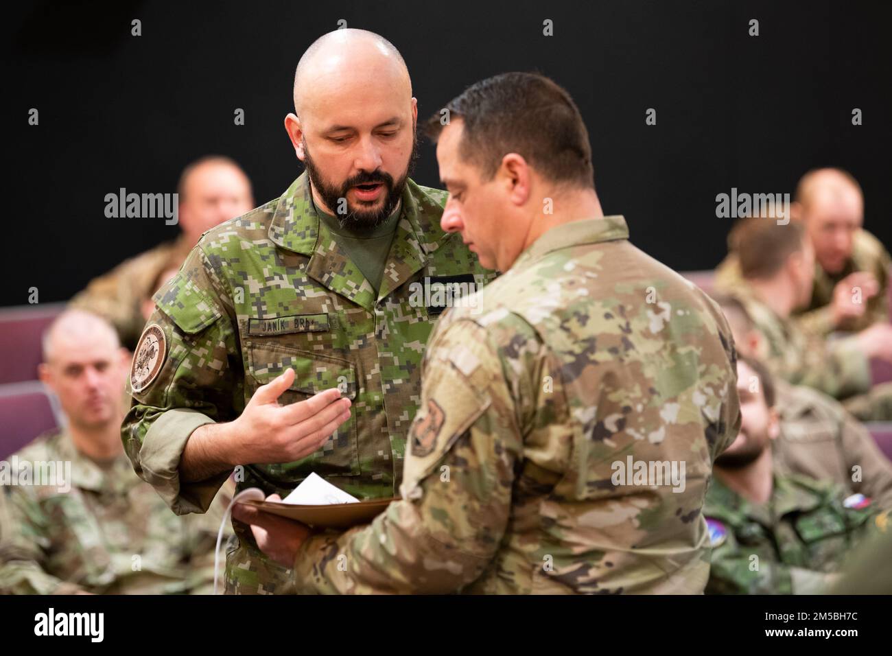 ÉTATS-UNIS Des aviateurs de la Garde nationale aérienne de l'Indiana et des membres des forces armées slovaques participent à une formation conjointe le 22 février 2022 à l'aile Fighter 122nd, fort Wayne (Indiana). La formation conjointe a été organisée pour construire un partenariat d'État solide que l'Indiana et la Slovaquie ont tenu pendant plus de 25 ans. Le programme de partenariat d’État démontre le profond engagement de l’Indiana envers nos alliés de l’OTAN, ainsi que la sécurité et la stabilité européennes. Banque D'Images