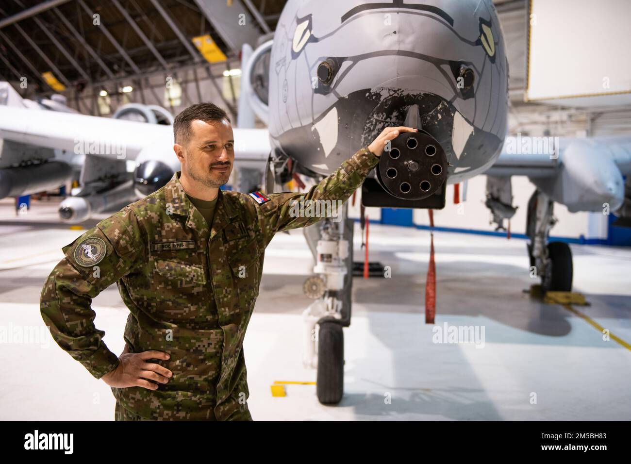 ÉTATS-UNIS Des aviateurs de la Garde nationale aérienne de l'Indiana et des membres des forces armées slovaques participent à une formation conjointe le 22 février 2022 à l'aile Fighter 122nd, fort Wayne (Indiana). La formation conjointe a été organisée pour construire un partenariat d'État solide que l'Indiana et la Slovaquie ont tenu pendant plus de 25 ans. Le programme de partenariat d’État démontre le profond engagement de l’Indiana envers nos alliés de l’OTAN, ainsi que la sécurité et la stabilité européennes. Banque D'Images