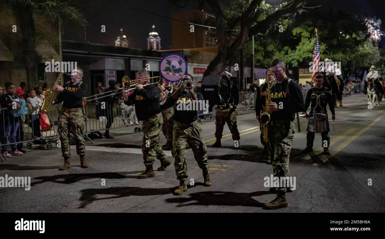 (Mobile, AL) — la bande de l’armée de 151st, de Montgomery, se produit dans le défilé Mardi gras de l’ordre des LaShe, 22nd février 2022. Le groupe a marché tout en jouant de la musique sur le thème de Mardi gras pour le défilé de près de 3,5 miles. Mobile, lieu de naissance des Mardi gras américains, organise presque des défilés nocturnes pendant la saison des Mardi gras, la plupart des défilant attirant des foules de 10 000 personnes. Banque D'Images