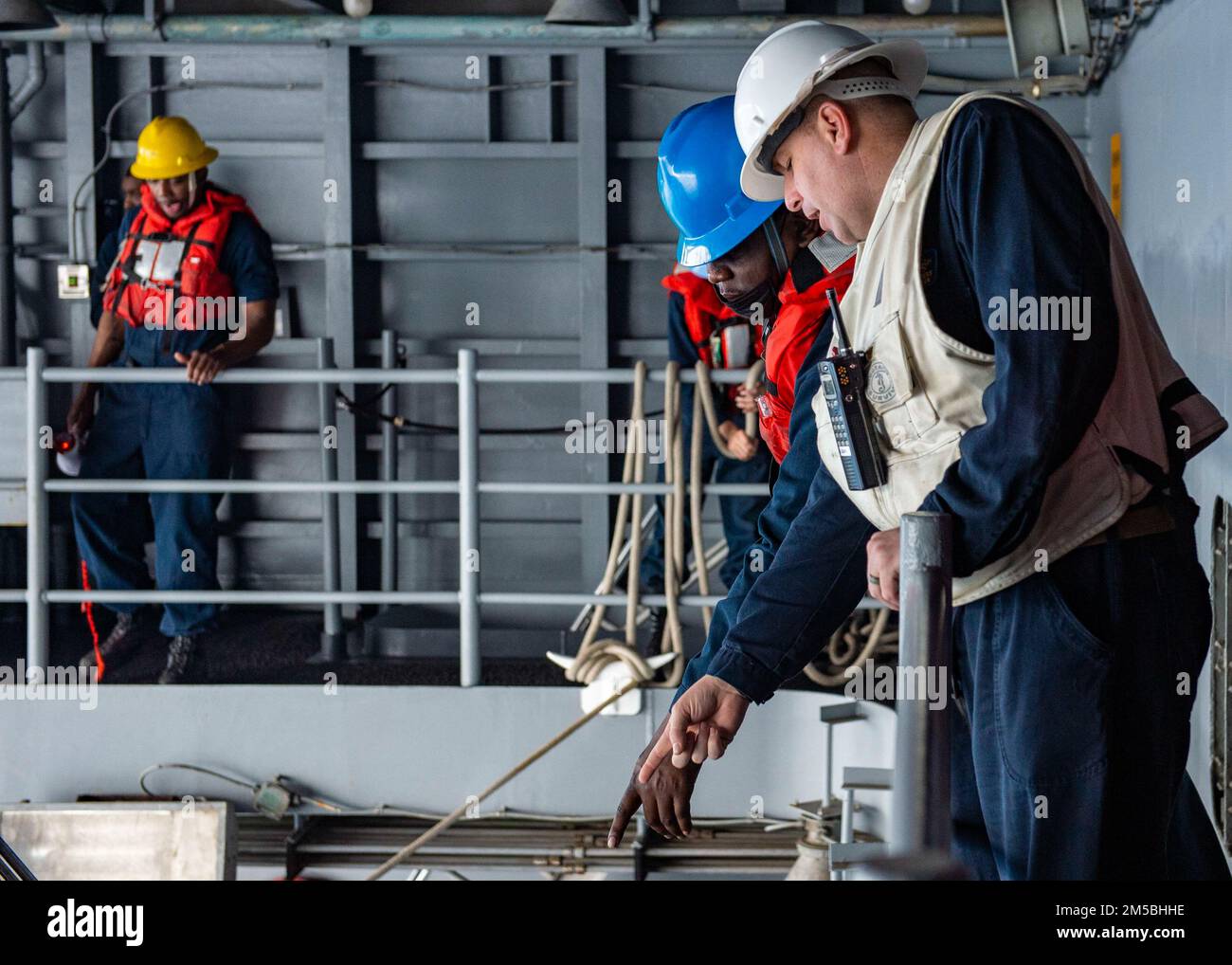 220222-N-OL632-1123.JPG OCÉAN ATLANTIQUE (22 février 2022) Adjudant-chef 3 John Summers affecté au porte-avions USS George H.W. Bush (CVN 77) donne des instructions à un marin pendant les opérations de petits bateaux évaluées par le groupe de formation afloat au cours du problème de disponibilité/évaluation de la formation du navire sur mesure (TSTA/FEP), février 22. George H.W. Bush fournit à l'autorité de commandement nationale une capacité de combat flexible et tailleurs par le biais du groupe de grève des transporteurs qui maintient la stabilité et la sécurité maritimes afin d'assurer l'accès, de décourager l'agression et de défendre les intérêts américains, alliés et partenaires. Banque D'Images