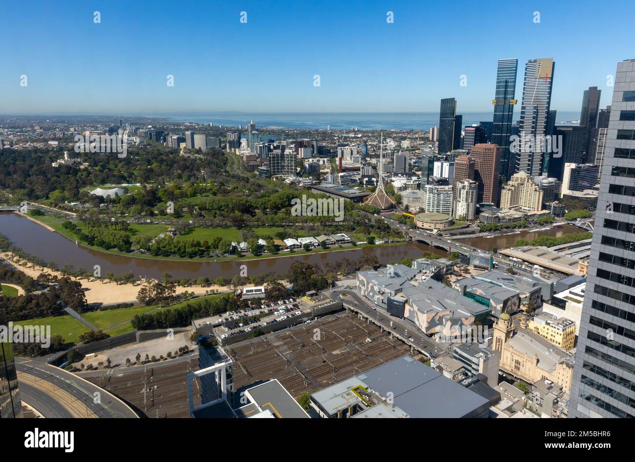 Vue sur Melbourne, Kings Domain, la Yarra River et les jardins botaniques Banque D'Images