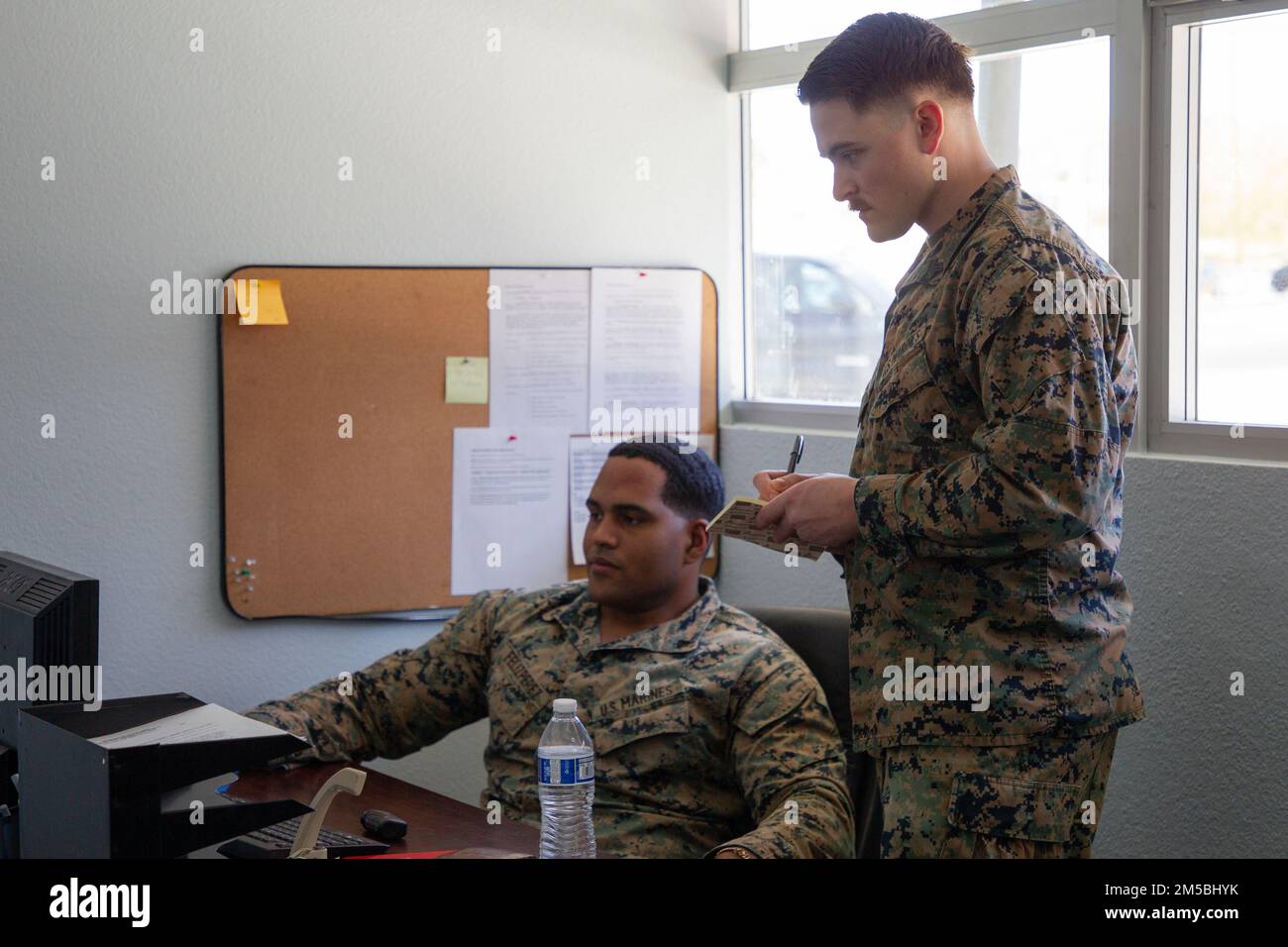 ÉTATS-UNIS Le Cpl Santos Felizperez du corps maritime, à gauche, et le Sgt Justiss Hall, à droite, préparateurs de taxes, Bataillon du quartier général, Commandement de l’instruction de la Force opérationnelle au sol, préparent les taxes d’un client au centre fiscal de base du Marine corps Air combat Centre, Twentynine Palms, Californie, le 22 février 2022. Le centre fiscal de base offre des services gratuits aux clients admissibles, y compris aux membres actifs, aux personnes à charge et aux retraités, pour la préparation de leurs déclarations de revenus de l'État et du gouvernement fédéral. Banque D'Images