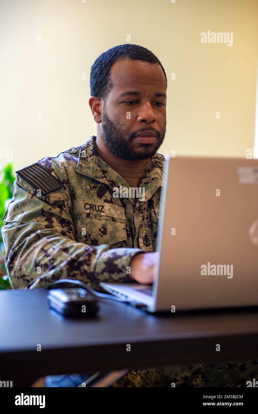 HONOLULU (23 février 2022) – le spécialiste culinaire en chef Victor Cruz, un agent de liaison militaire affecté à l'équipe d'intervention logistique d'entreprise (ELRT) du Commandement des systèmes d'approvisionnement de la marine (NAVSUP), aide les familles touchées par les efforts de récupération d'eau dans le cadre d'un hébergement sous contrat. États-Unis Navy travaille en étroite collaboration avec le ministère de la Santé d'Hawaii, aux États-Unis Environmental protection Agency et les États-Unis L’Armée de terre restaurera de l’eau potable dans les collectivités d’habitation de la base conjointe Pearl Harbour-Hickam par échantillonnage et rinçage, et par le rétablissement du puits de Red Hill. Pour plus d'informations, rendez-vous sur : www.navy.mil/jointbasewater Banque D'Images