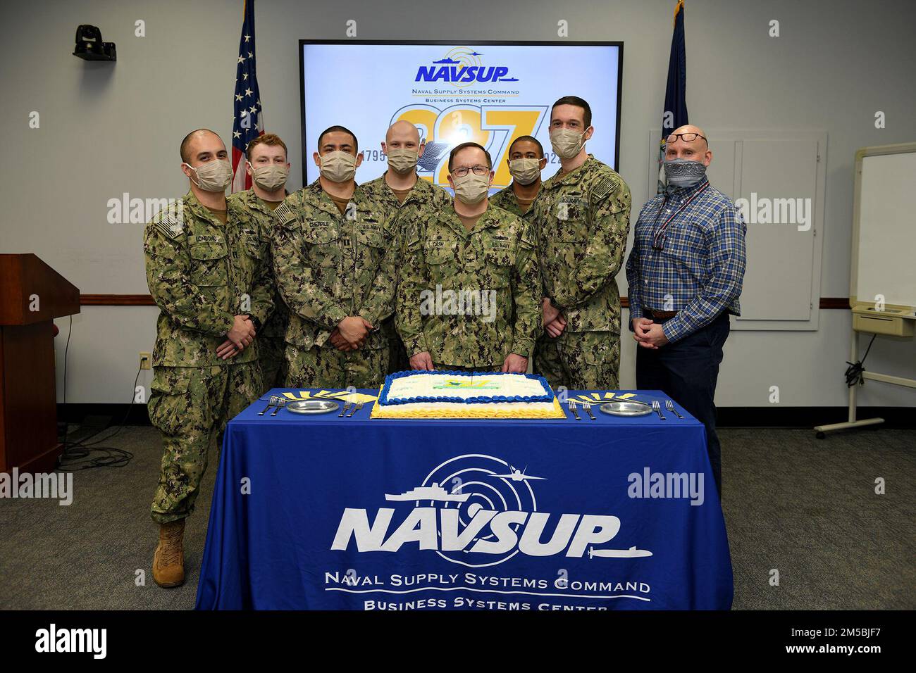 220223-N-PX557-0020 MECHANICSBURG, PENNSYLVANIE (23 février 2022) des officiers actifs et retraités du corps d'approvisionnement affectés au Centre des systèmes d'affaires (CSB) du Commandement des systèmes d'approvisionnement de la Marine (NAVSUP) participent à une cérémonie commémorant l'anniversaire des États-Unis en 227th Corps d'approvisionnement de la Marine. Photo de gauche à droite : le lieutenant Carlos Londono, le lieutenant j.g. Dustin Opsomer, lieutenant Jason Cherres, lieutenant j.g. Kile Green, Capt Gene Cash, Lt Terry Hogan, Lt Cmdr. Brian Bieber, ancien Cmdr. Thomas LaCoss. NAVSUP BSC fournit à la Marine un soutien en matière de systèmes d'information par la conception, le développement et la maintenance de systèmes en fu Banque D'Images