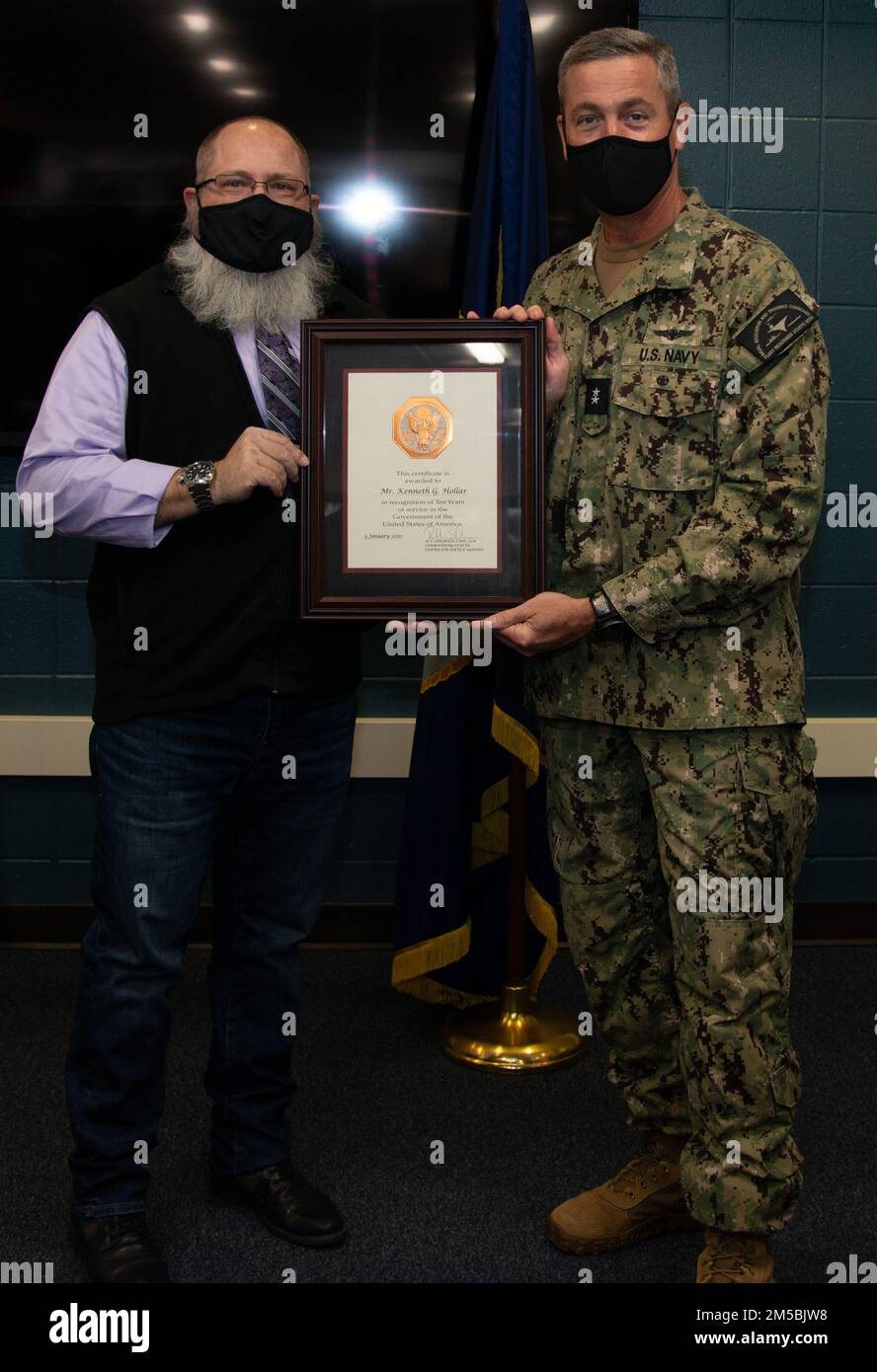 NEWPORT, R.I. (23 février 2022) Pete Garvin, commandant du Commandement de l'éducation et de l'entraînement de la Marine, à droite, présente un certificat à M. Kenneth Holar lors d'une visite au Centre de soutien à la base navale (NAVSTA) Newport, en février 23. À bord de NAVSTA Newport, Garvin a également visité le Commandement de la formation des officiers Newport, le Commandement des écoles de guerre de surface et l'Académie senior enrôlisée. Banque D'Images