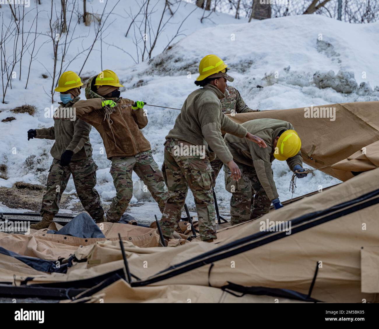 ÉTATS-UNIS Les aviateurs du vol 116th Services, 116th Air Control Wing, Georgia Air National Guard, ont installé une palette unique Expeditionary Kitchen (SPEK) lors de l'exercice conjoint Arctic Eagle-Patriot à Anchorage Alaska, le 23 février 2022. L’exercice conjoint Arctic Eagle-Patriot 2022 augmente la capacité de la Garde nationale à opérer dans des environnements austères, par temps froid extrême, en Alaska et dans la région arctique. AEP22 accroître la capacité des partenaires interagences militaires et civils d'intervenir dans diverses missions d'urgence et de sécurité intérieure en Alaska et dans l'Arctique. Banque D'Images