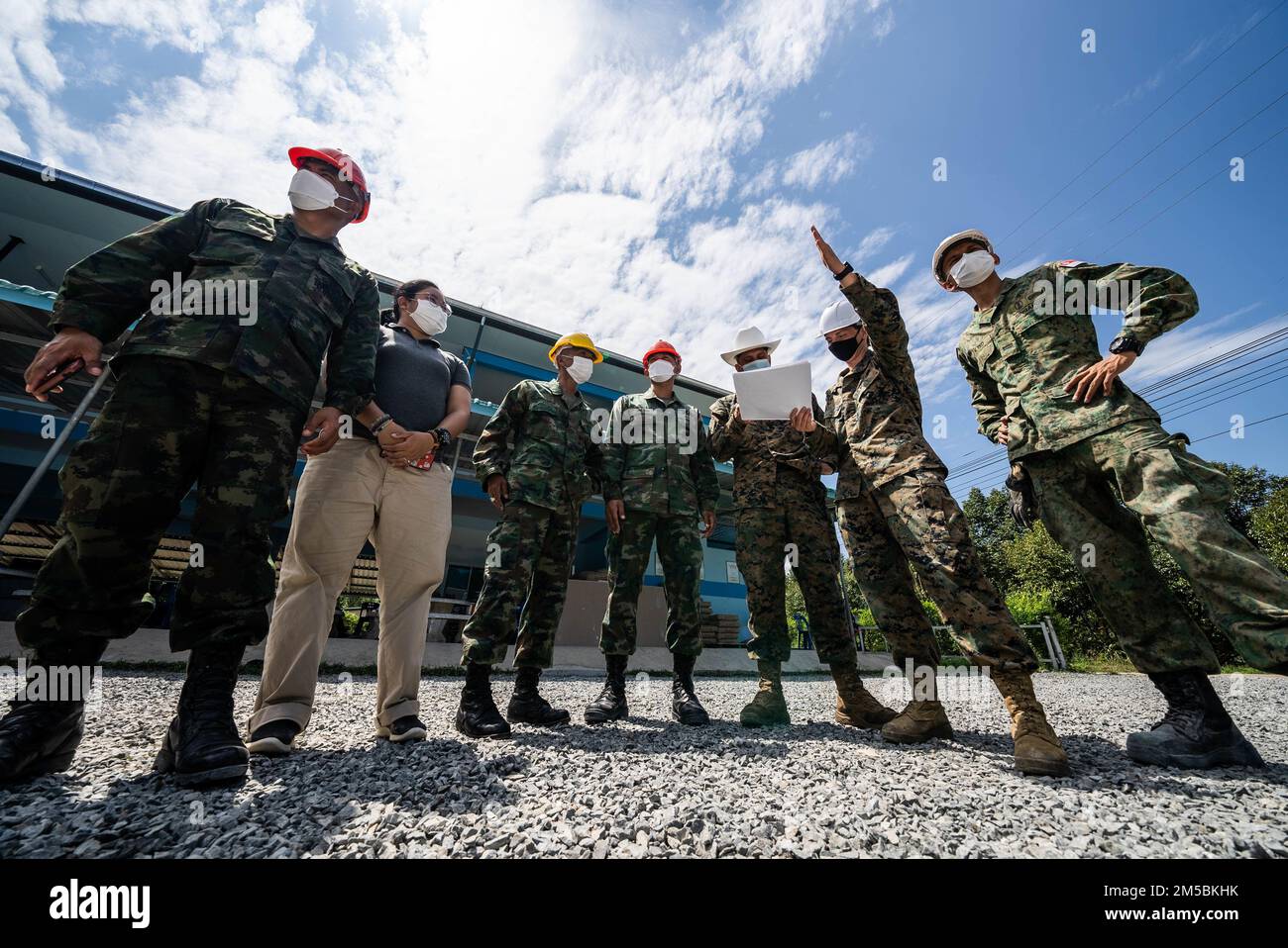 Des dirigeants des États-Unis et des pays alliés partenaires construisent une salle de classe lors de l'exercice Cobra Gold 2022 à l'école Wat Khlong Takian, Chanthaburi, Royaume de Thaïlande, 23 février 2022. Cobra Gold 2022 est la version 41st de l'exercice international de formation qui soutient la préparation et met l'accent sur la coordination de l'action civique, de l'aide humanitaire et des secours en cas de catastrophe. De 22 février à 4 mars 2022, cet événement annuel sur la sécurité du théâtre qui a lieu à divers endroits du Royaume de Thaïlande accroît la capacité, la capacité et l'interopérabilité des nations partenaires Banque D'Images