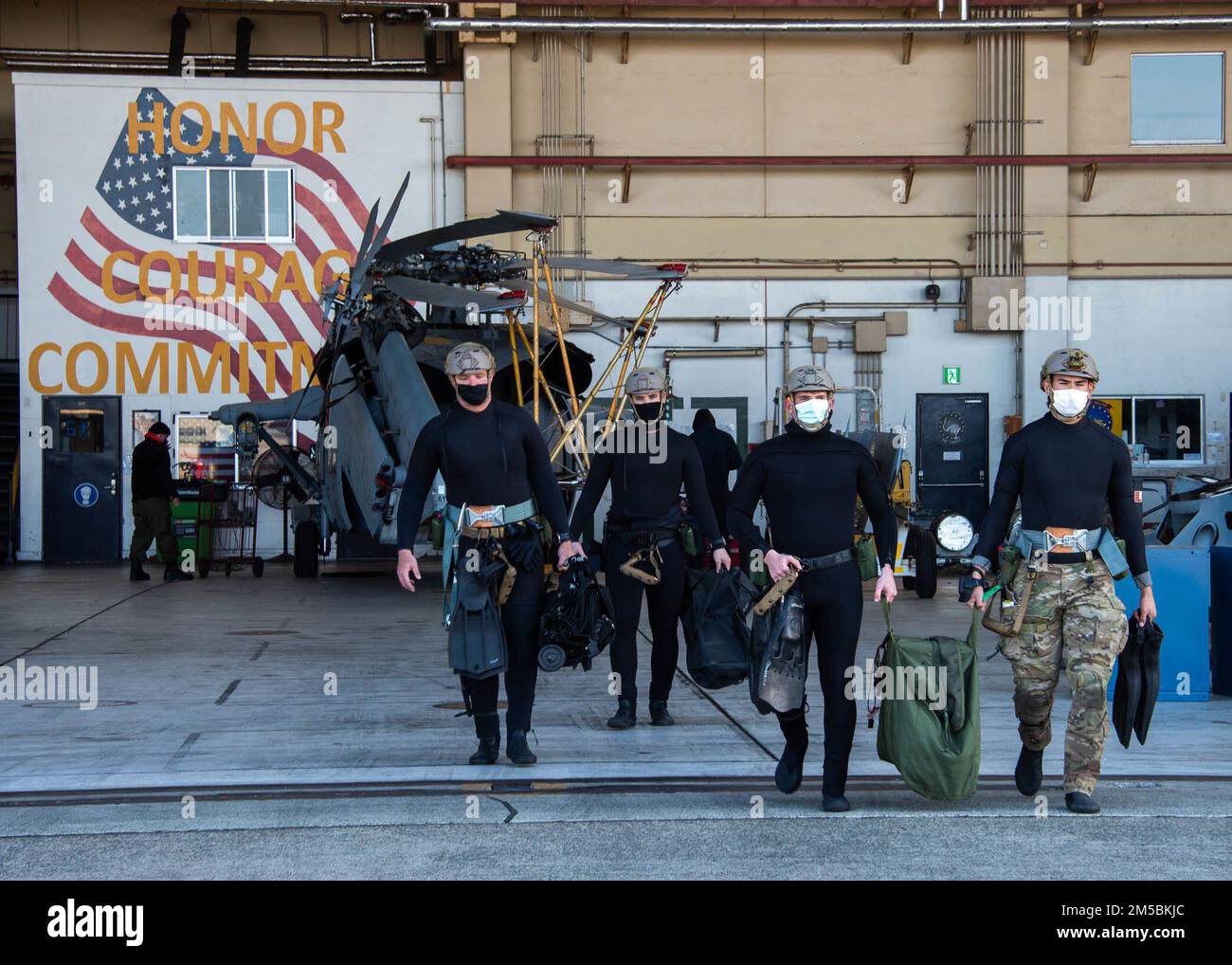 220223-N-DM318-1046 INSTALLATION AÉRIENNE NAVALE ATSUGI (Japon) (23 février 2022) les marins de l'unité d'élimination des munitions explosives 5 quittent l'installation aérienne navale Atsugi (Japon) pour effectuer une formation de forage de réponse à une mine flottante en eau libre. La NAF Atsugi appuie l'état de préparation au combat du commandant de la 5e Escadre aérienne Carrier (CVW 5), du 5e Escadron de frappe maritime par hélicoptère (HSM-51) et de 30 autres commandements de locataires et fournit un soutien logistique, une coordination et des services aux unités affectées au Pacifique occidental. Banque D'Images