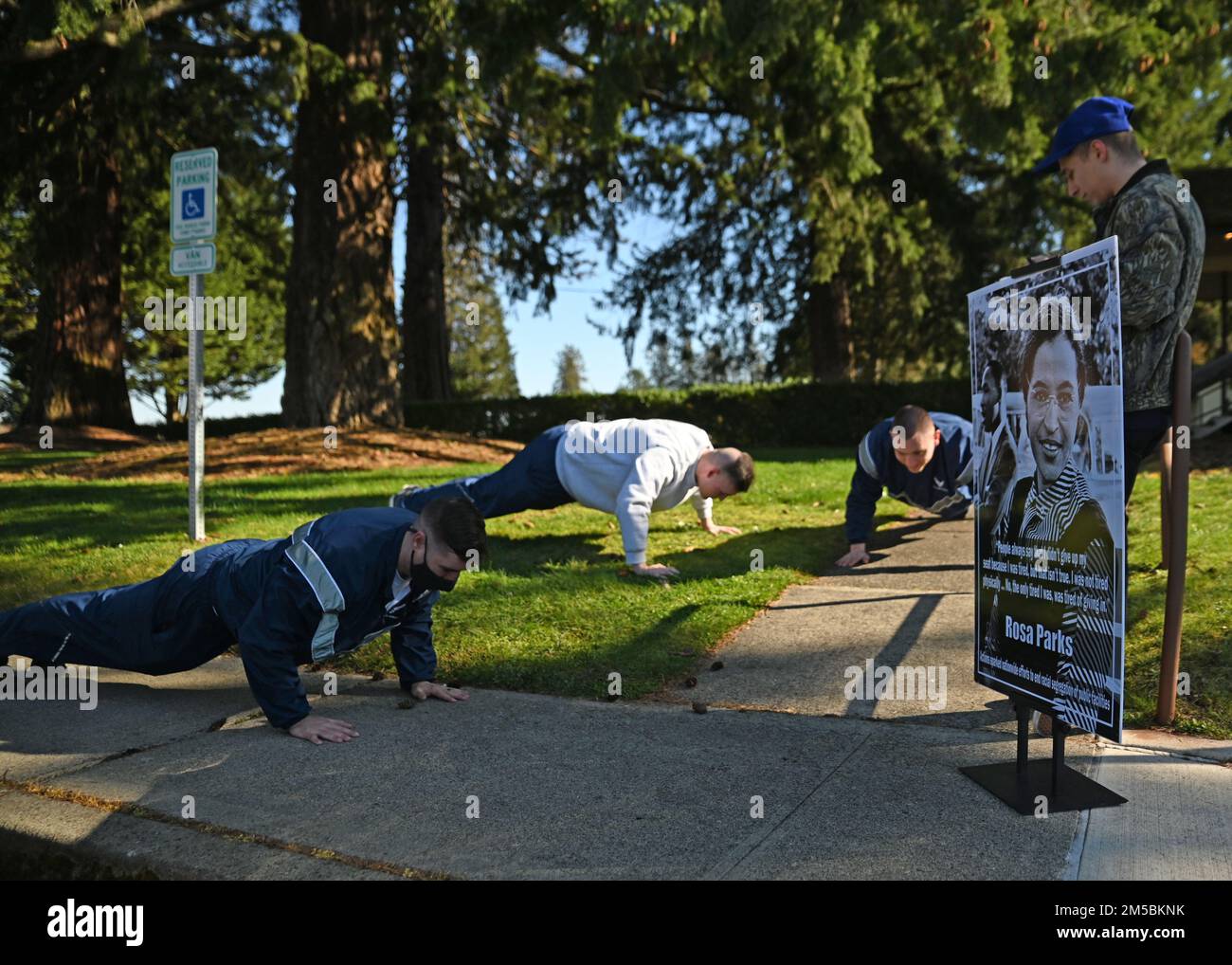 ÉTATS-UNIS Des aviateurs avec la garde McChord Field Honor effectuent des retouches lors de la course Amazing Race du mois de l'histoire des Noirs à joint base Lewis-McChord, Washington, le 23 février 2022. The Amazing Race est l'un des événements chronométrés du mois de l'histoire des Noirs de l'équipe McChord, où les équipes doivent répondre correctement aux questions historiques avant de recevoir les indices pour leur prochain arrêt le long de la course. Banque D'Images