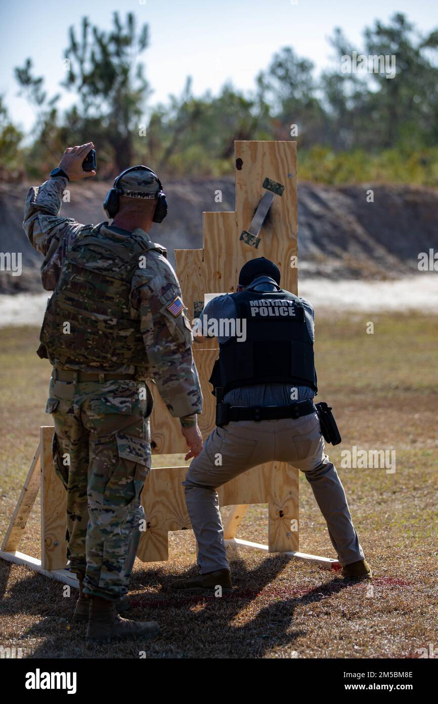 La police militaire de fort Stewart et les organismes locaux d'application de la loi forment un concours de tir au Symposium sur l'application de la loi, à fort Stewart, en Géorgie, le 23 février 2022. Le concours faisait partie de leur formation annuelle à l'application de la loi . Banque D'Images