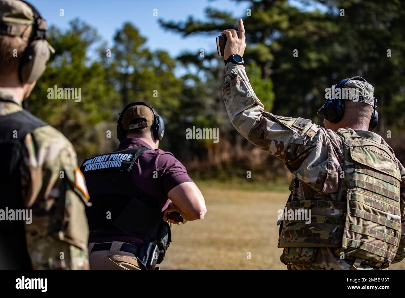 La police militaire de fort Stewart et les organismes locaux d'application de la loi font concurrence à la police militaire et aux organismes locaux d'application de la loi Symposium d'application de la loi Concours de tir sur le rayon des armes légères Lima, on fort Stewart, Géorgie, 23 février 2022. Le concours faisait partie de leur formation annuelle à l'application de la loi. Banque D'Images