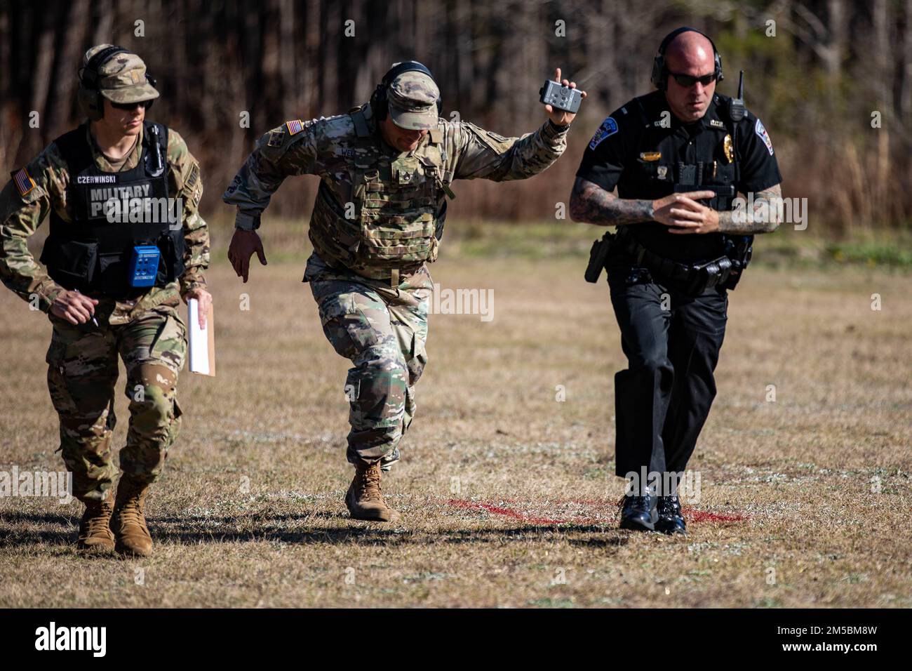 La police militaire de fort Stewart et les organismes locaux d'application de la loi font une course dans une police militaire et des organismes locaux d'application de la loi Symposium d'application de la loi Concours de tir sur le rayon des armes légères Lima, on fort Stewart, Géorgie, 23 février 2022. Le concours faisait partie de leur formation annuelle à l'application de la loi. Banque D'Images