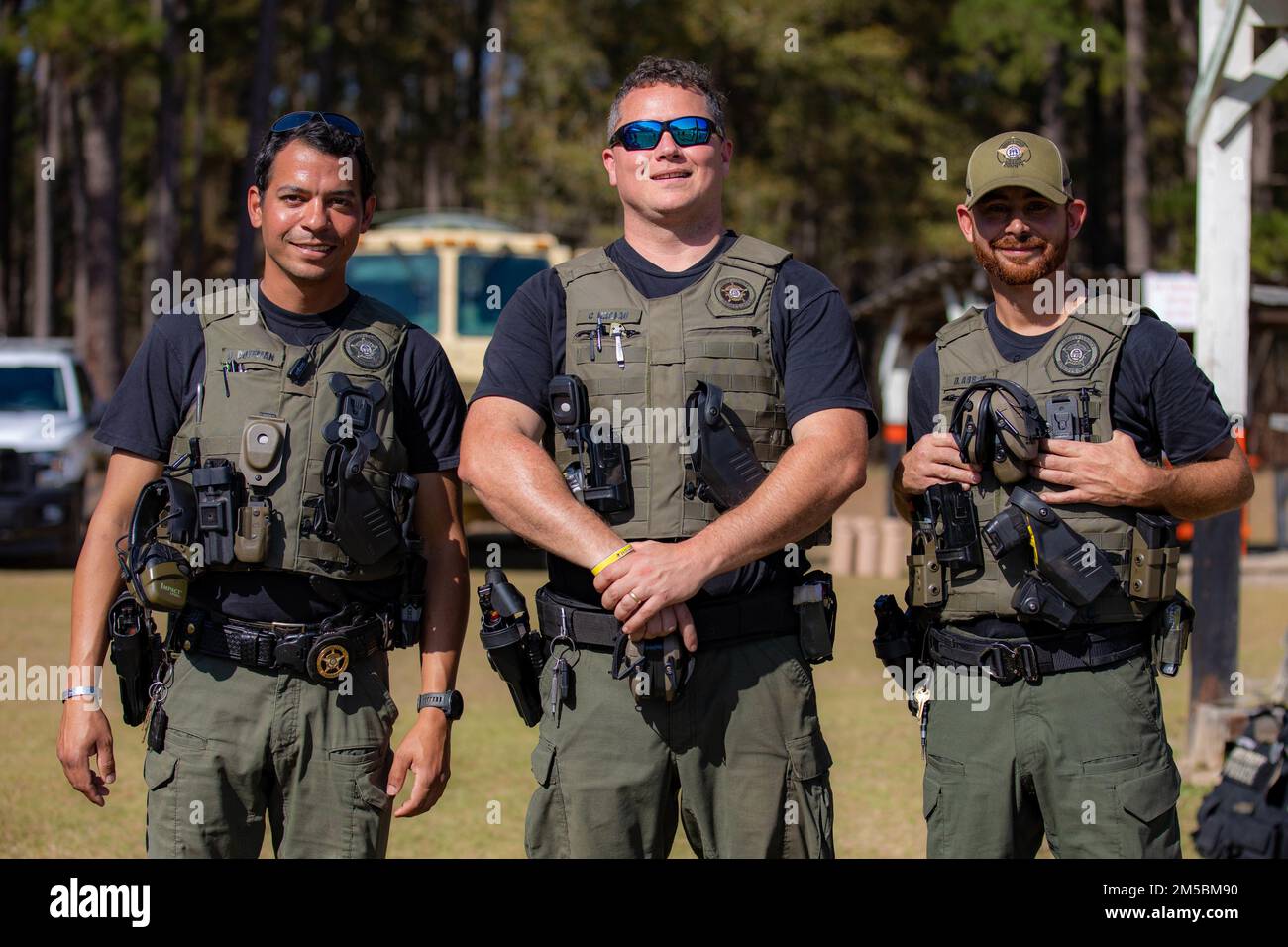 Hinesville les forces de l'ordre locales posent pour une photo après avoir terminé un symposium de la police militaire et des organismes locaux d'application de la loi Concours de tir sur la gamme des armes légères Lima, on fort Stewart, Géorgie, 23 février 2022. Le concours faisait partie de leur formation annuelle à l'application de la loi. Banque D'Images