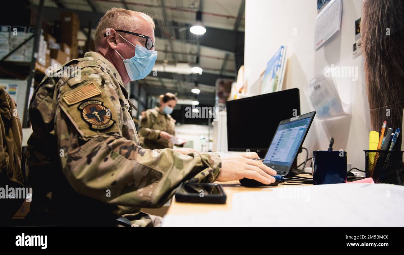 ÉTATS-UNIS Le Sgt. Michael Moss, membre de vol logistique médicale de l'escadron de soutien médical expéditionnaire du 379th septembre, fait l'inventaire des nouveaux matériaux à la base aérienne d'Al Udeid, au Qatar, le 22 février 2022. Le vol de logistique médicale de 379th de l'EMDSS gère la réception, la distribution et l'élimination de tous les équipements et fournitures médicaux qui viennent à Al Udeid et est responsable de plus de $3 000 000 millions d'inventaire. Banque D'Images