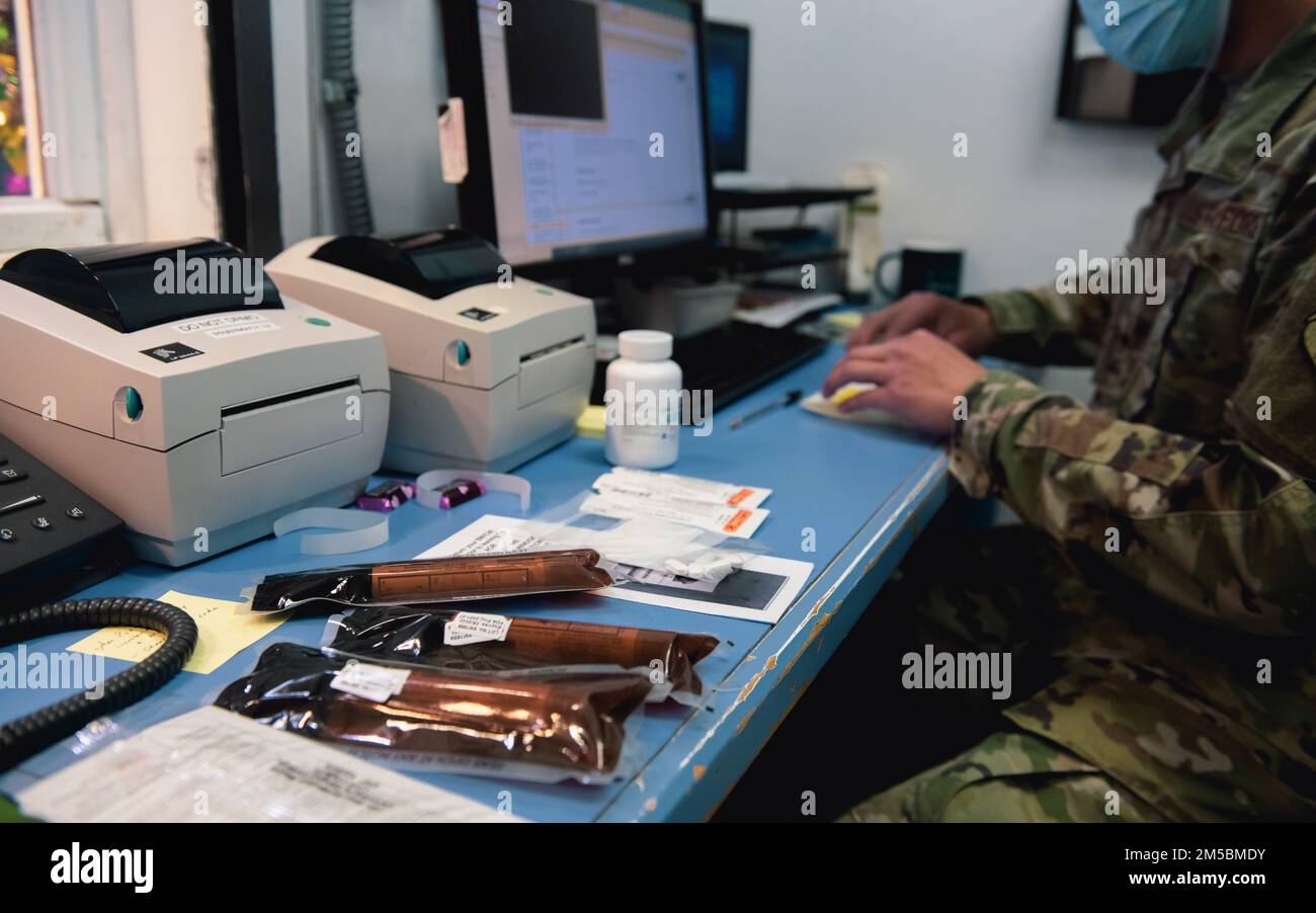 ÉTATS-UNIS Airman Marcello Chavez, chef de la Force aérienne, 379th technicienne en pharmacie du Groupe médical expéditionnaire, inspecte les étiquettes des médicaments à la base aérienne d'Al Udeid, Qatar, 22 février 2022. La pharmacie du groupe médical assure l'installation de plus de 8 000 personnes, dont des États-Unis Armée américaine Marine, États-Unis Corps de la marine et partenaires de la coalition internationale. Banque D'Images