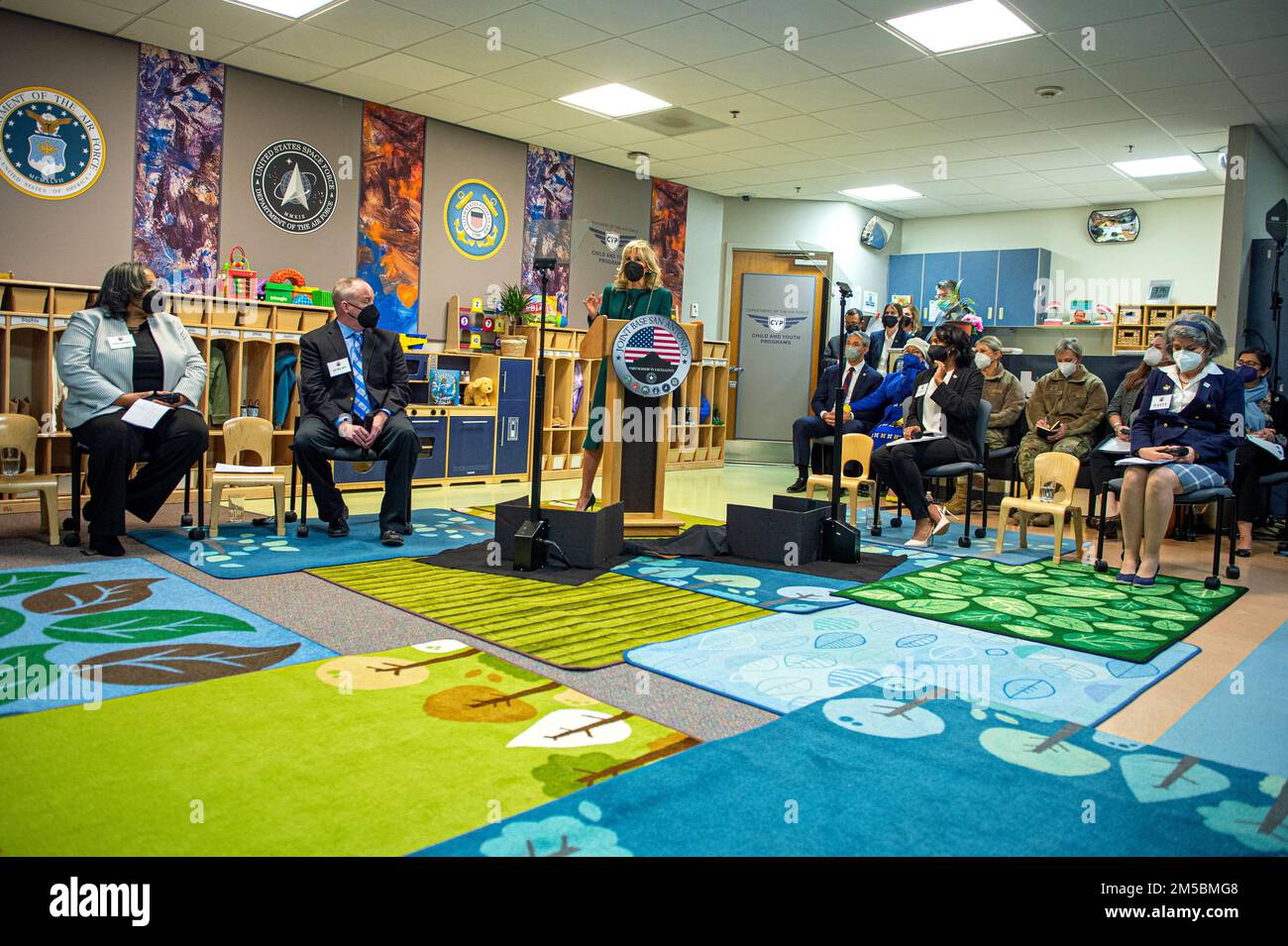La première dame des États-Unis, le Dr Jill Biden (au centre), a prononcé un discours d'ouverture lors d'une visite au Gateway Child Development Center, le 23 février 2022, à la base conjointe de San Antonio-Lackland, Texas. Le Dr Biden a passé du temps avec des familles militaires au centre pour discuter de l'initiative de la Maison Blanche se joignant aux Forces et des défis auxquels sont confrontés les enfants militaires handicapés. Des représentants du Programme des membres de la famille exceptionnelle et des liaisons scolaires étaient présents pour partager leurs expériences en aidant les parents militaires à naviguer dans les ressources disponibles. Banque D'Images